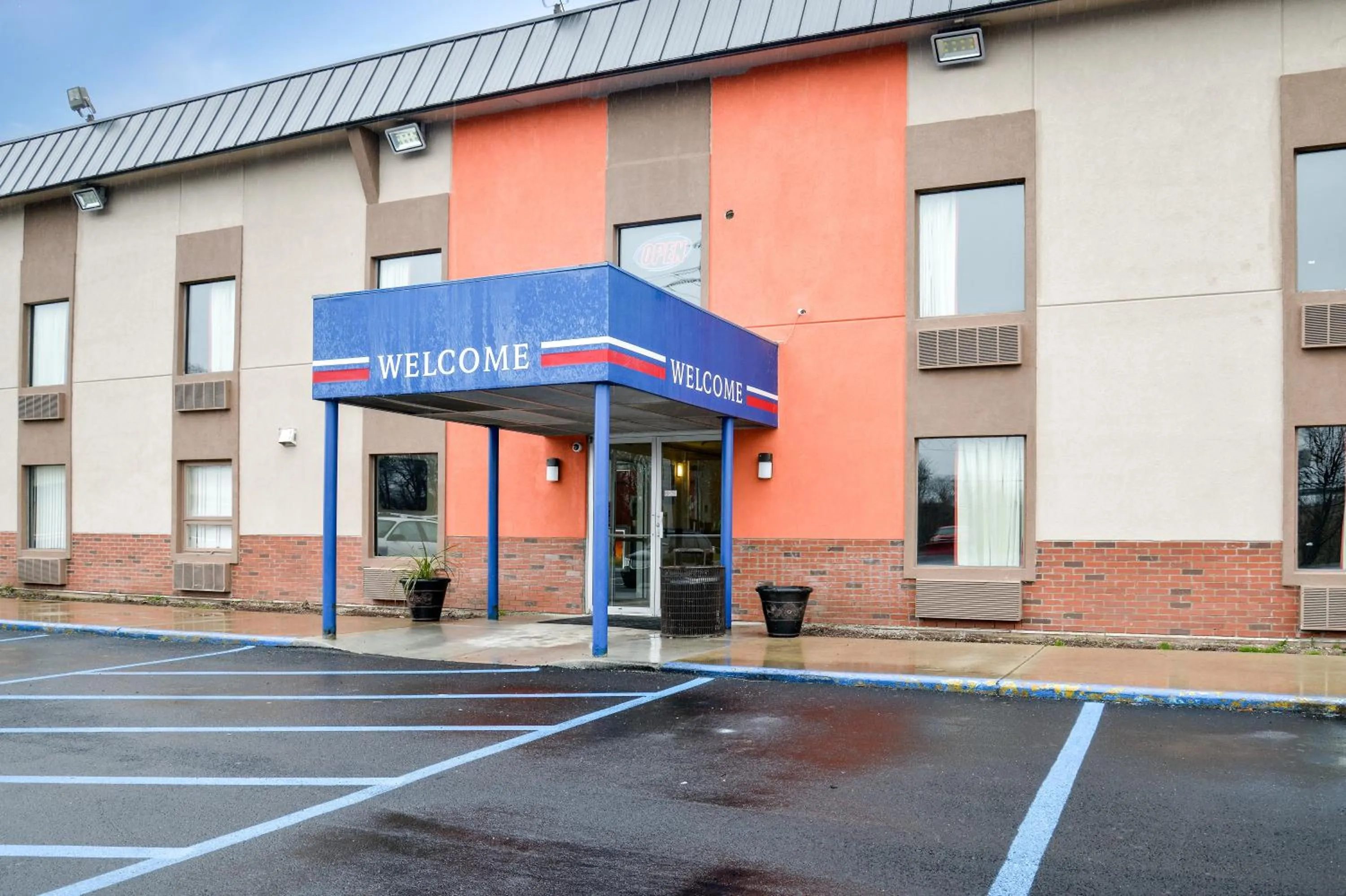 Facade/entrance in Motel 6-Toledo, OH