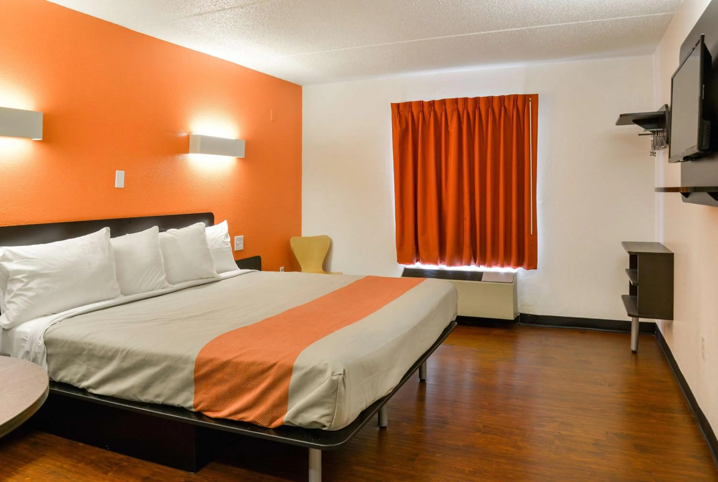 TV and multimedia, Bed in Motel 6-Toledo, OH