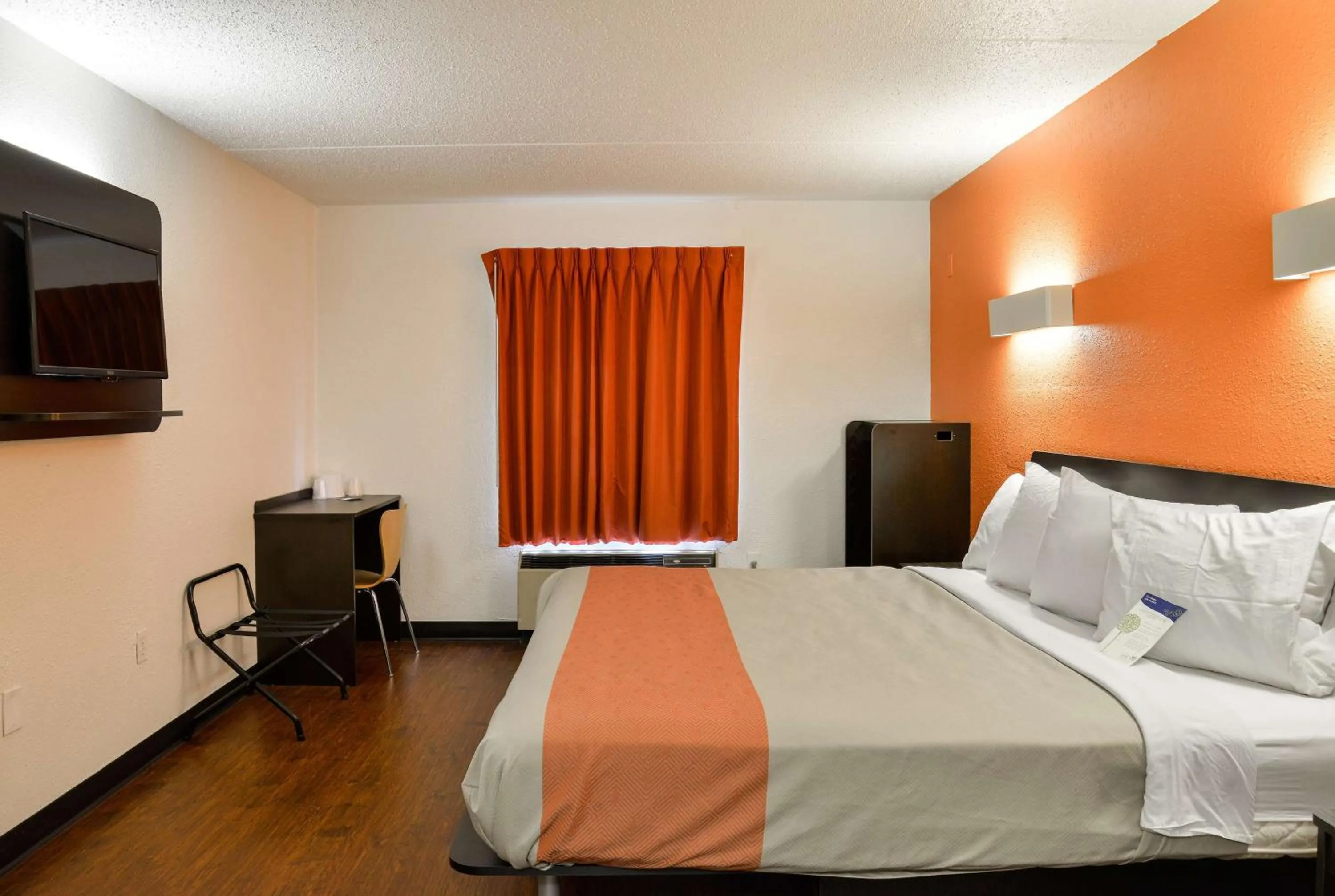 TV and multimedia, Bed in Motel 6-Toledo, OH