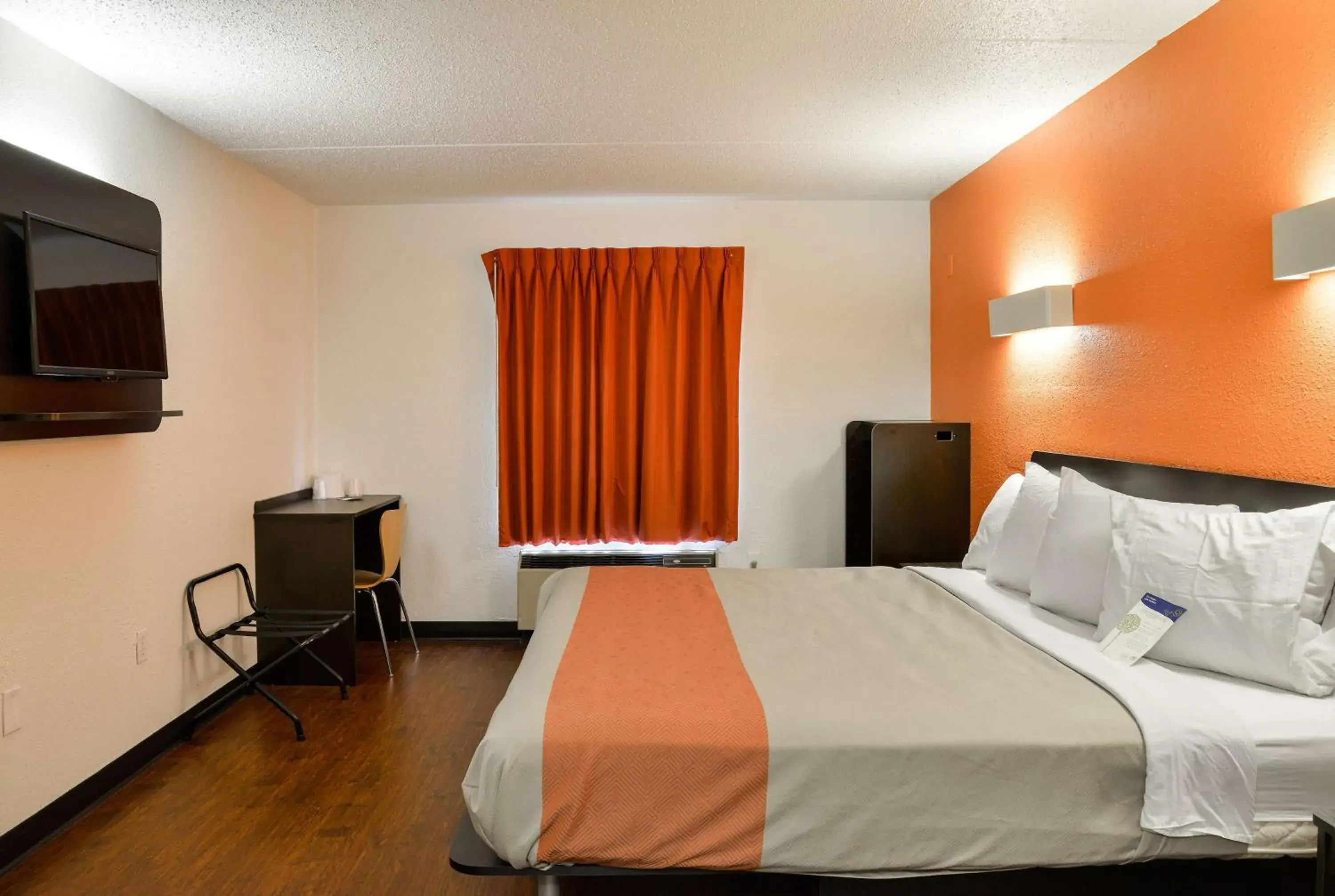 Deluxe King Room - Non-Smoking in Motel 6-Toledo, OH Deluxe King Room - Non-Smoking in Motel 6-Toledo, OH