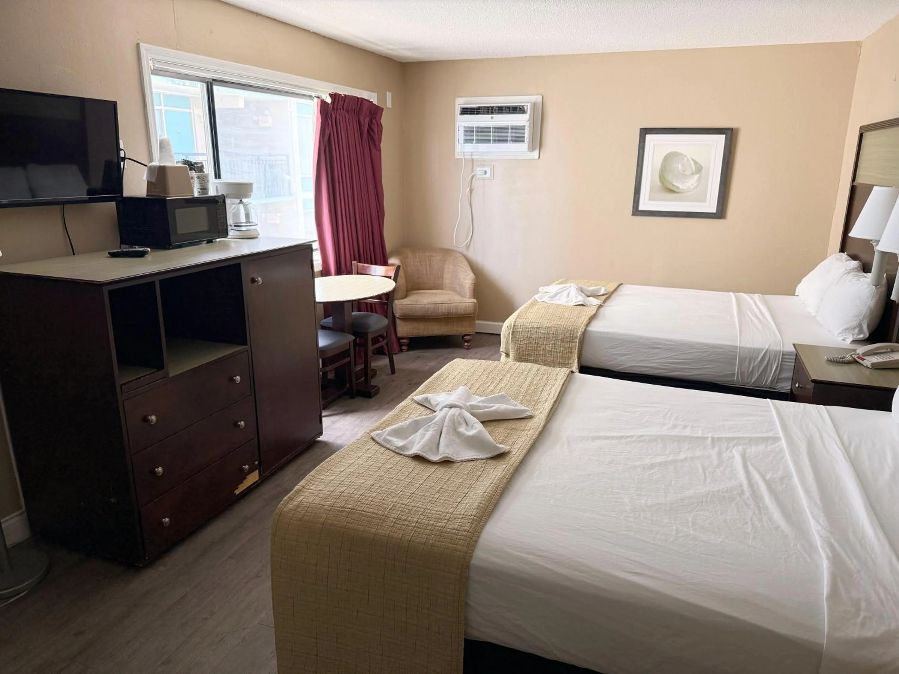 Bed in Polynesian Oceanfront Hotel