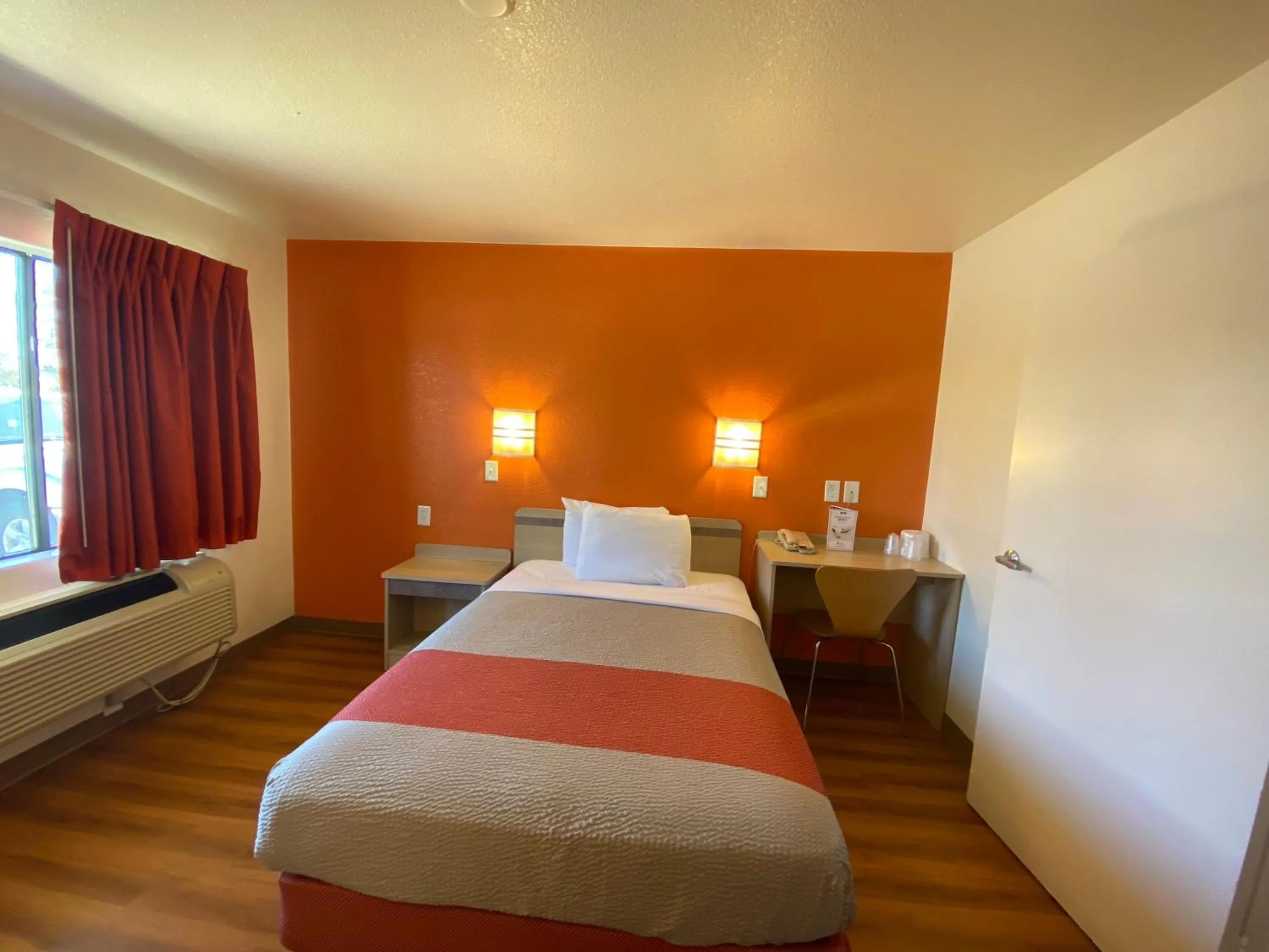 Bed in Motel 6-Flagstaff, AZ - West - Woodland Village