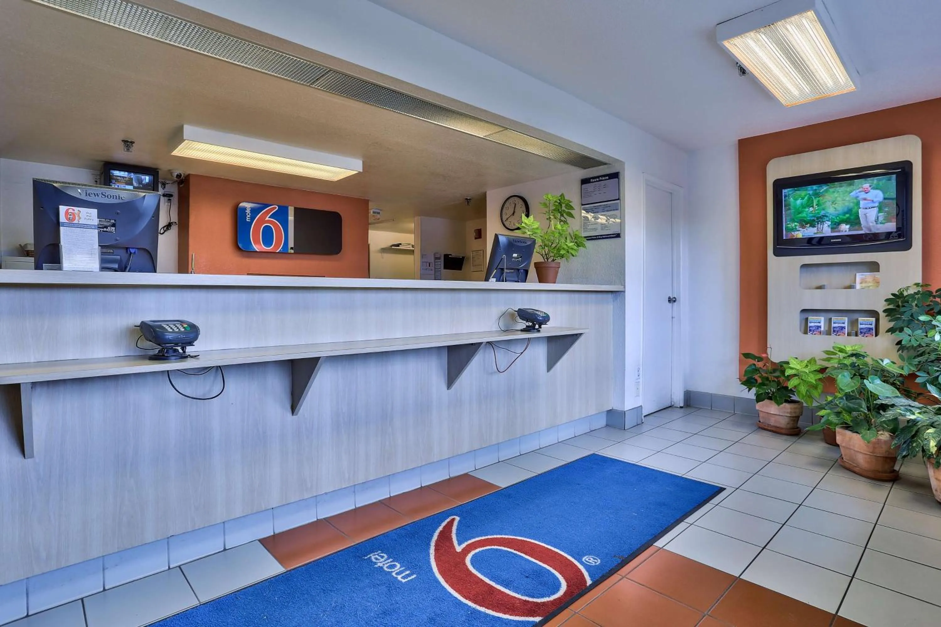 TV and multimedia in Motel 6-Flagstaff, AZ - West - Woodland Village