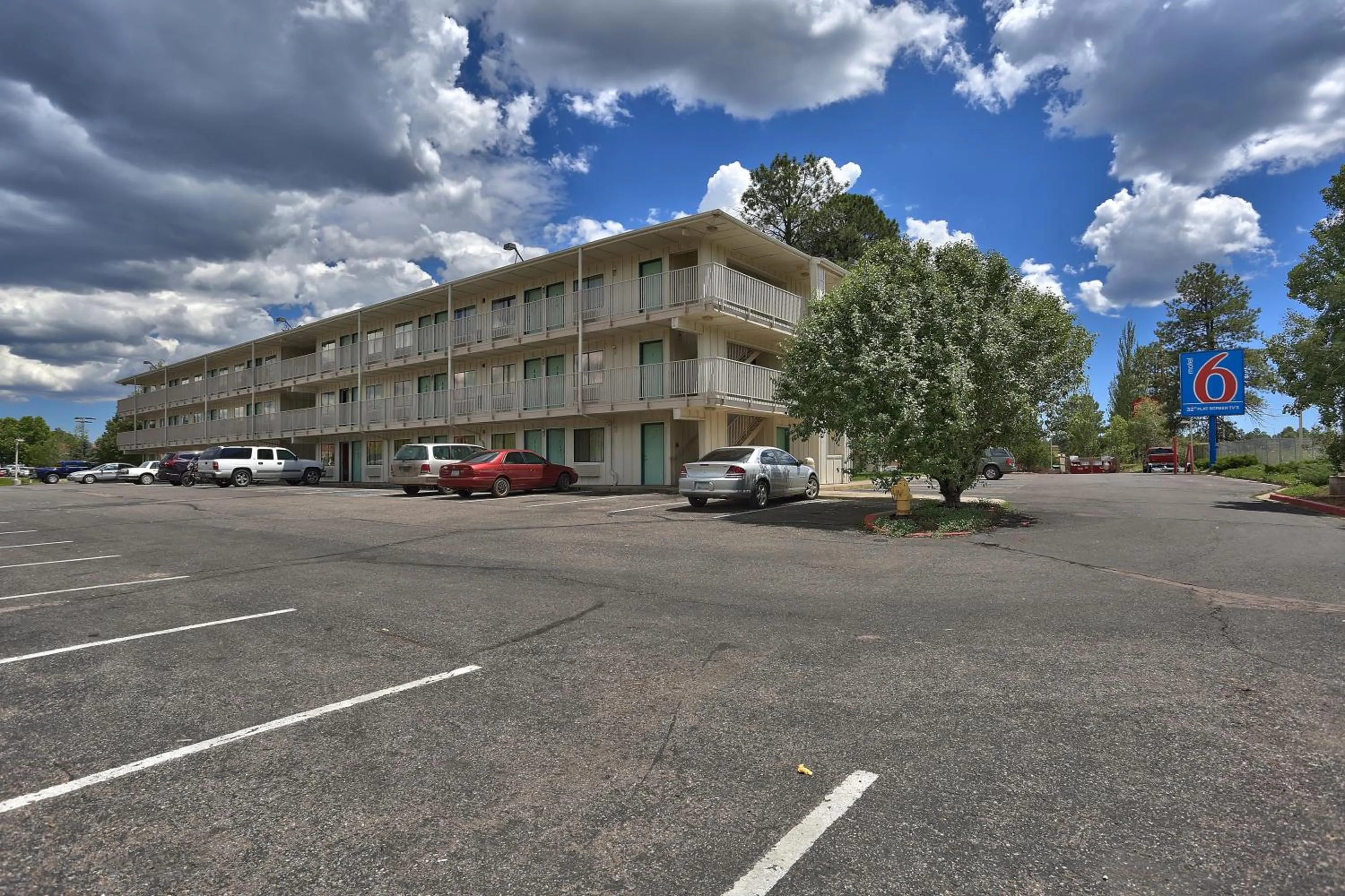 Facade/entrance in Motel 6-Flagstaff, AZ - West - Woodland Village