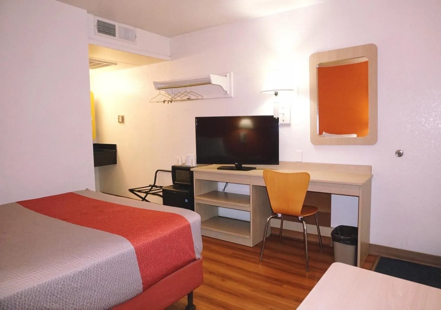 TV and multimedia, Bed in Motel 6-Flagstaff, AZ - West - Woodland Village
