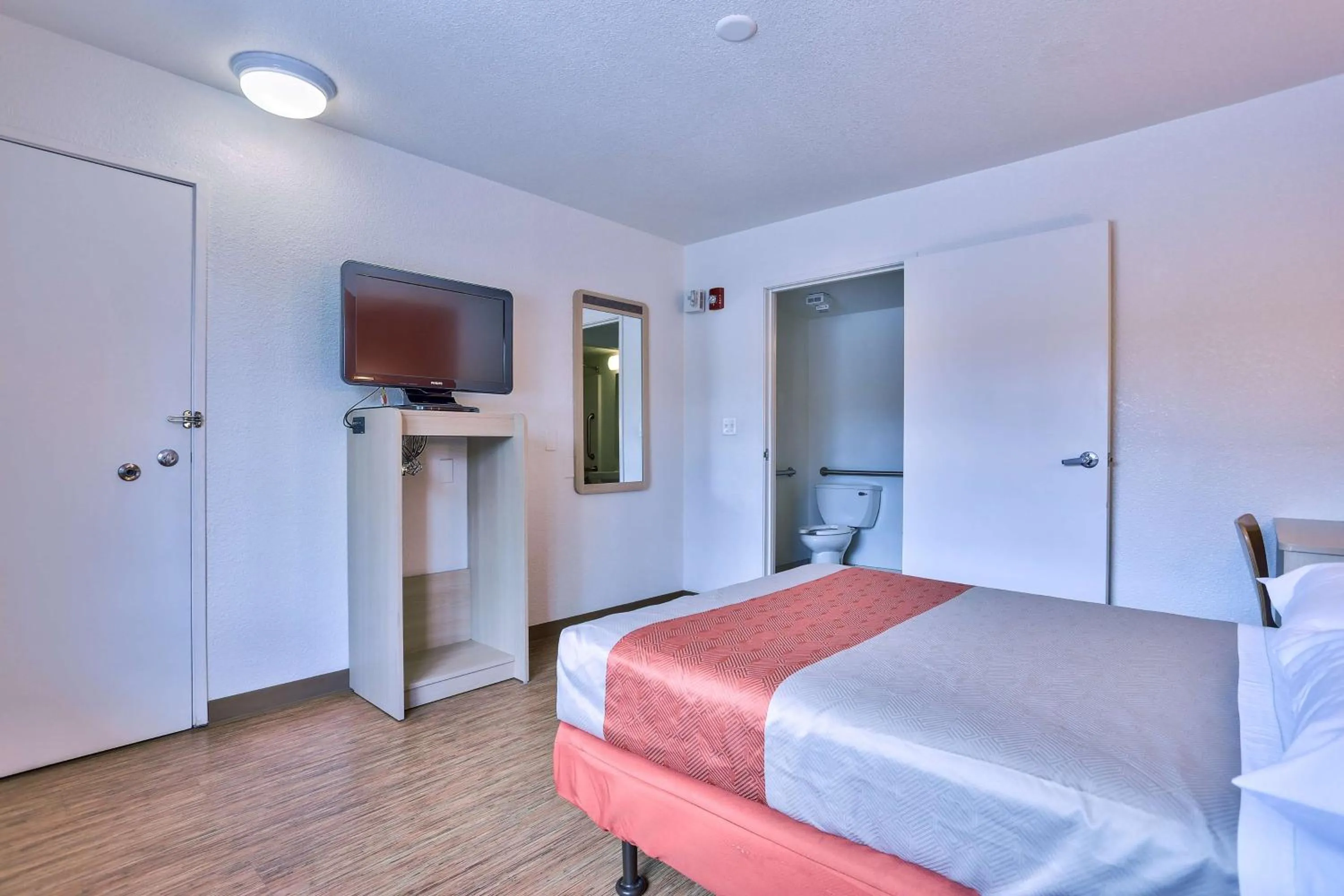 TV and multimedia, Bed in Motel 6-Flagstaff, AZ - West - Woodland Village