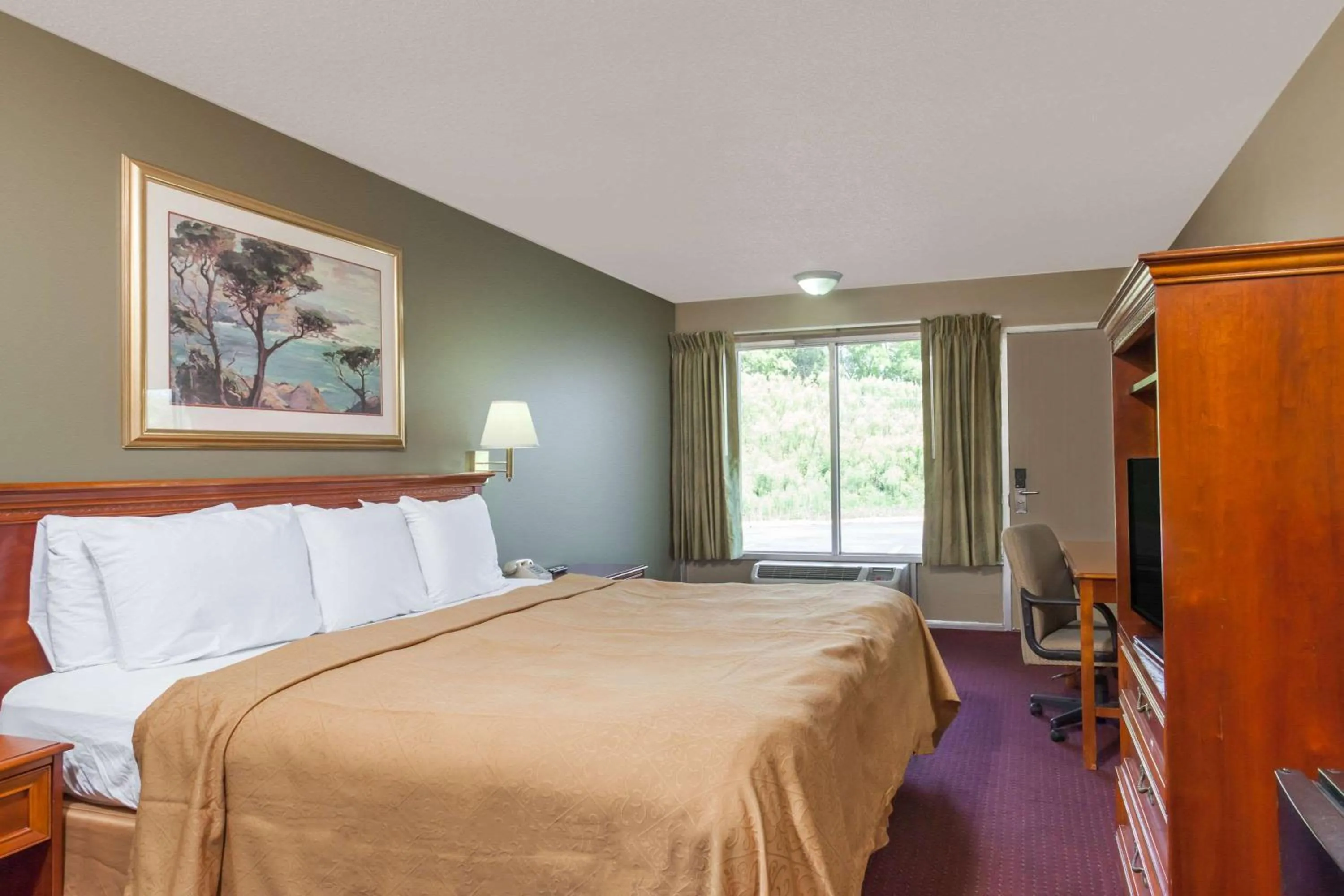 Photo of the whole room, Bed in Knights Inn Lebanon