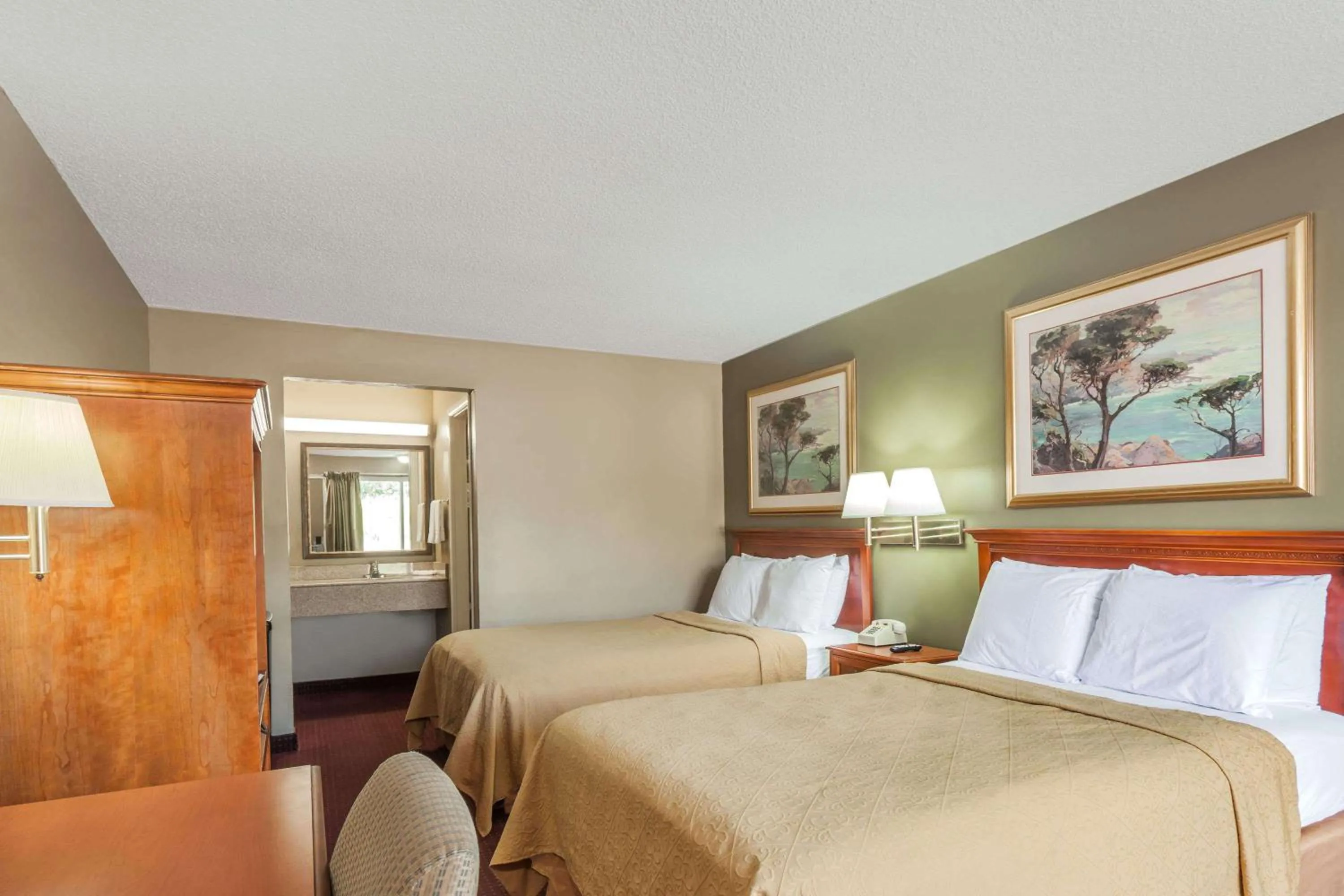 Photo of the whole room, Bed in Knights Inn Lebanon