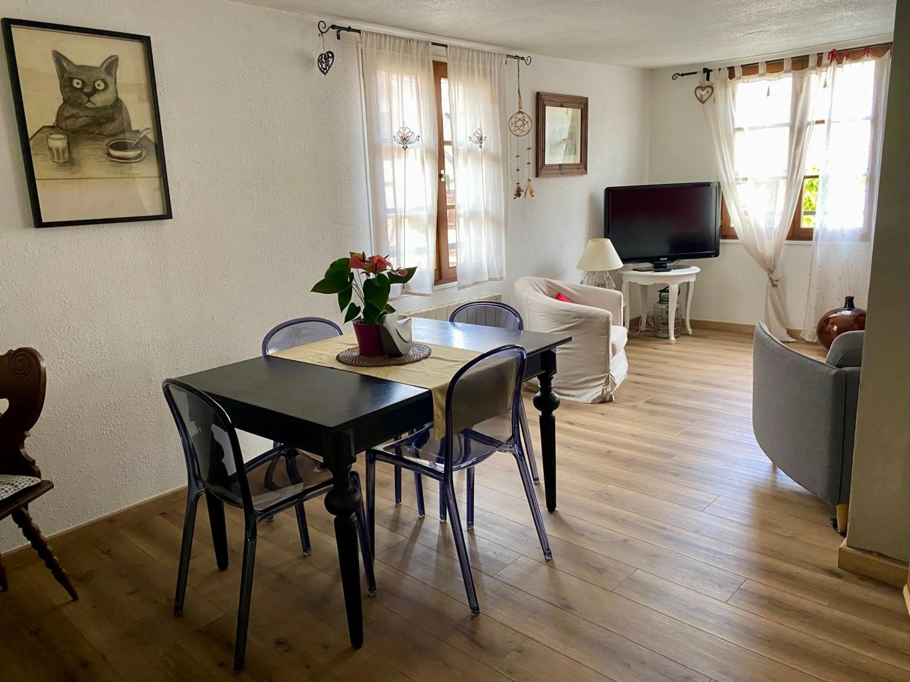 Dining area in Appartement de caractère au calme 15 mins quartier historique, Gîte du Merlenchanteur