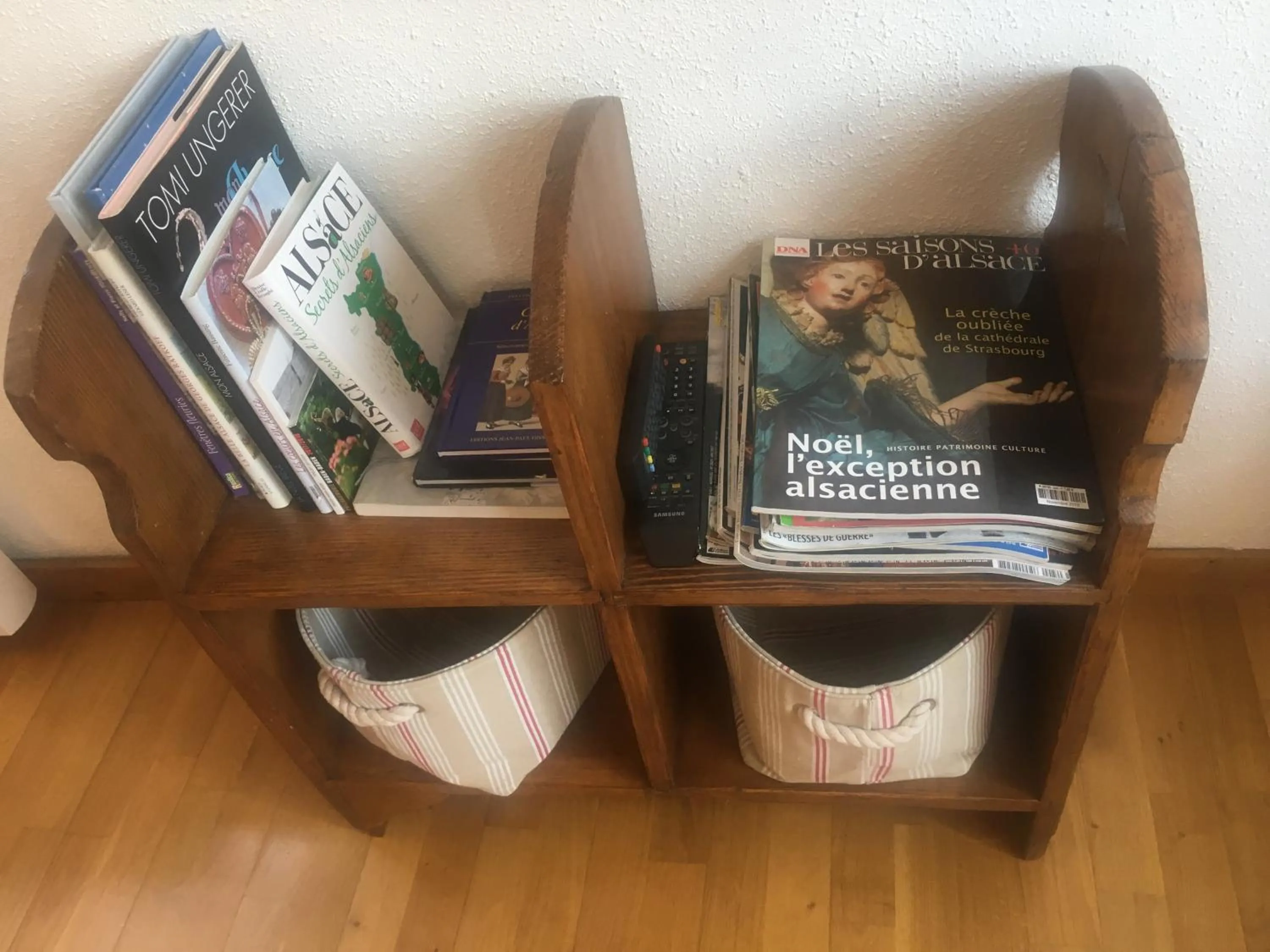 Library in Appartement de caractère au calme 15 mins quartier historique, Gîte du Merlenchanteur