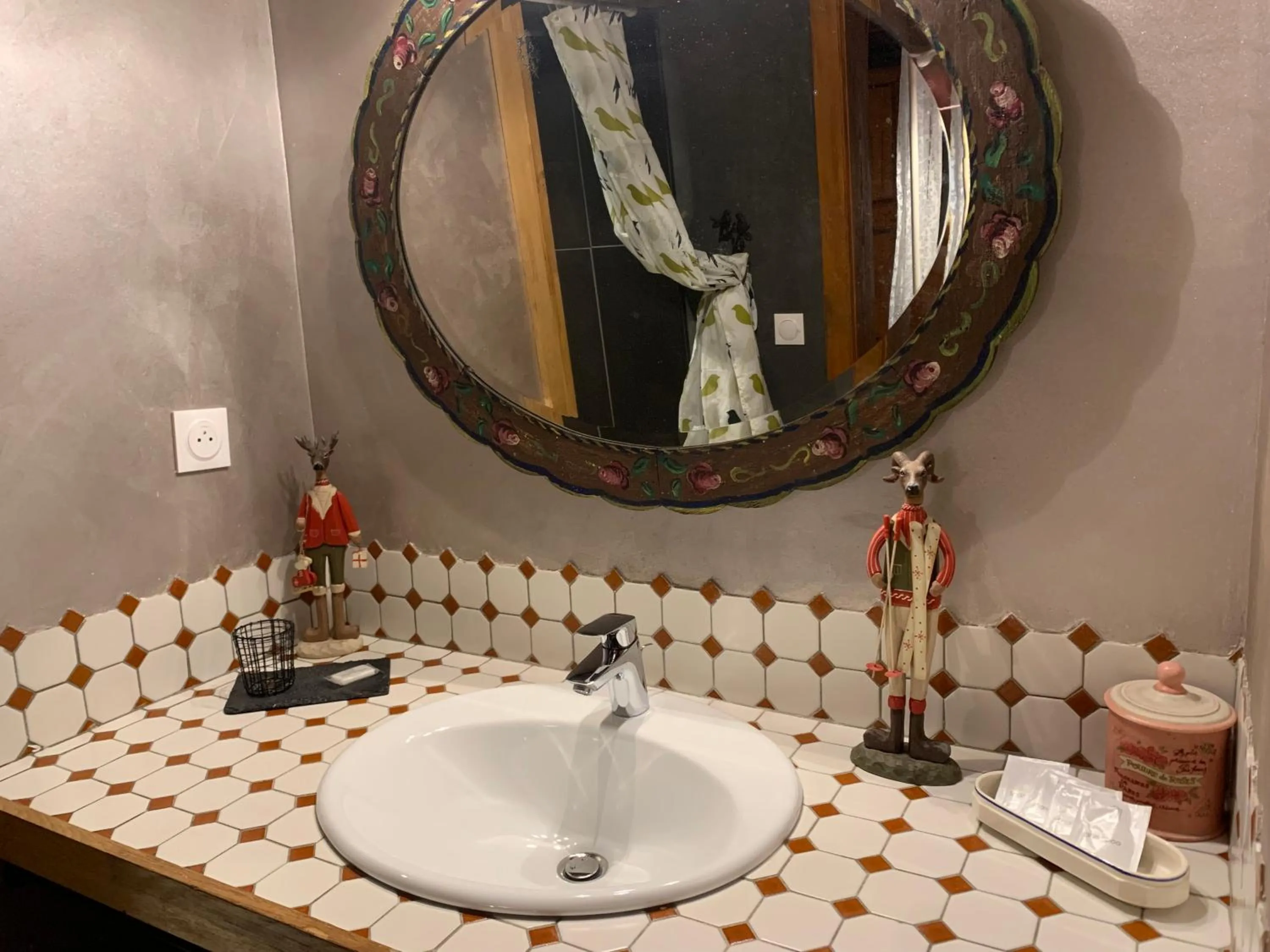 Appartement de caractère au calme 15 mins quartier historique, Gîte du Merlenchanteur