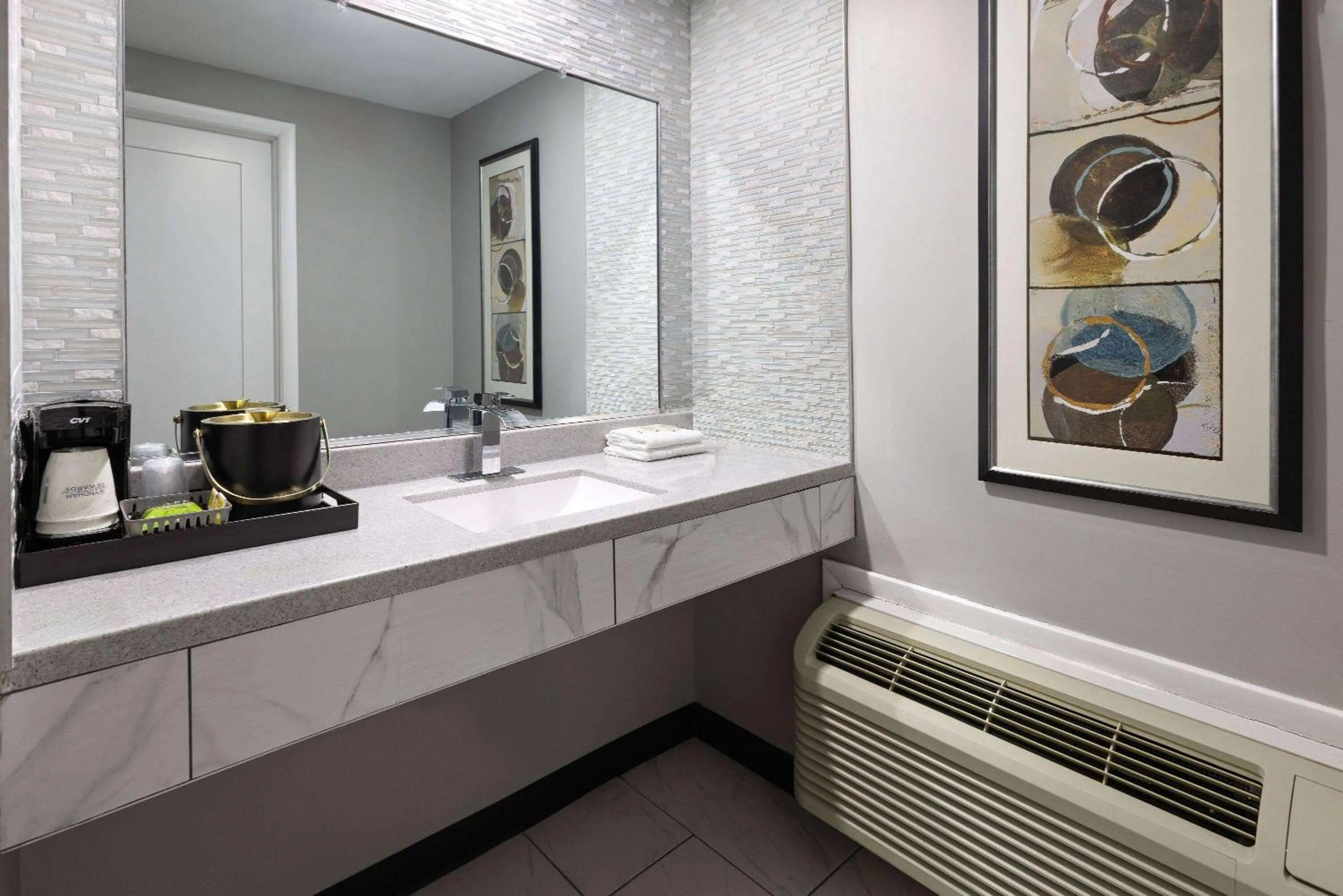 Photo of the whole room in Super 8 by Wyndham Hazleton