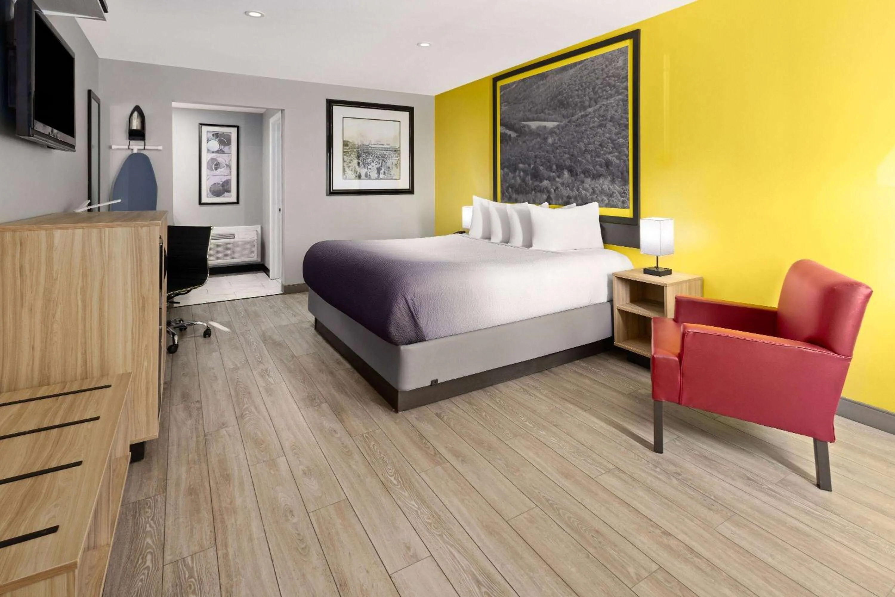 Photo of the whole room, Bed in Super 8 by Wyndham Hazleton