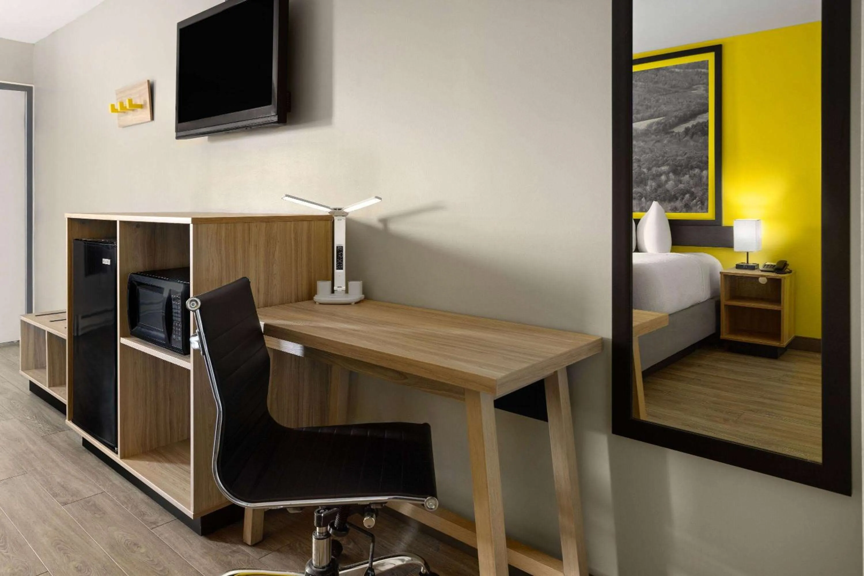 Photo of the whole room, Bed in Super 8 by Wyndham Hazleton