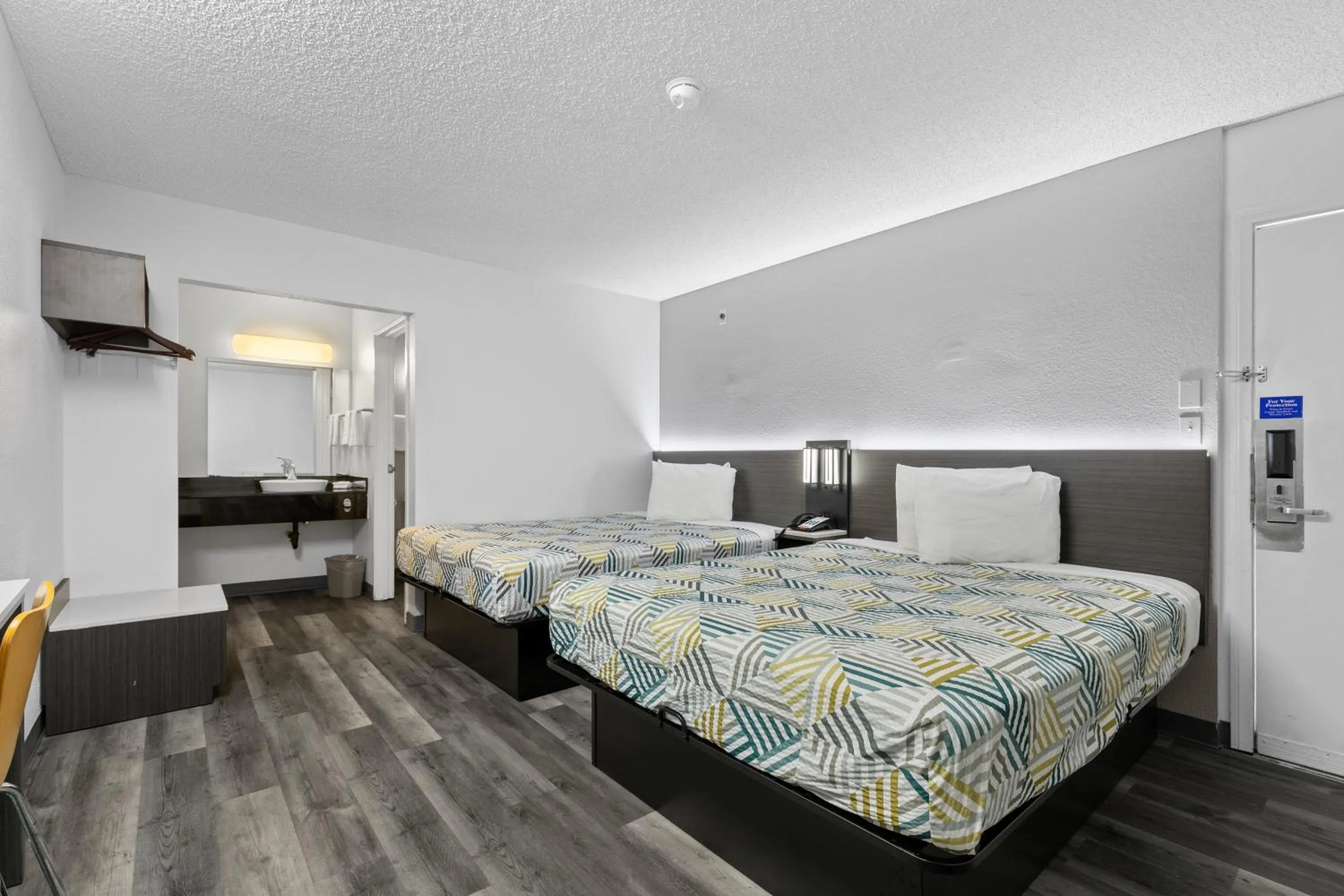 Photo of the whole room, Bed in Motel 6-San Diego, CA - North