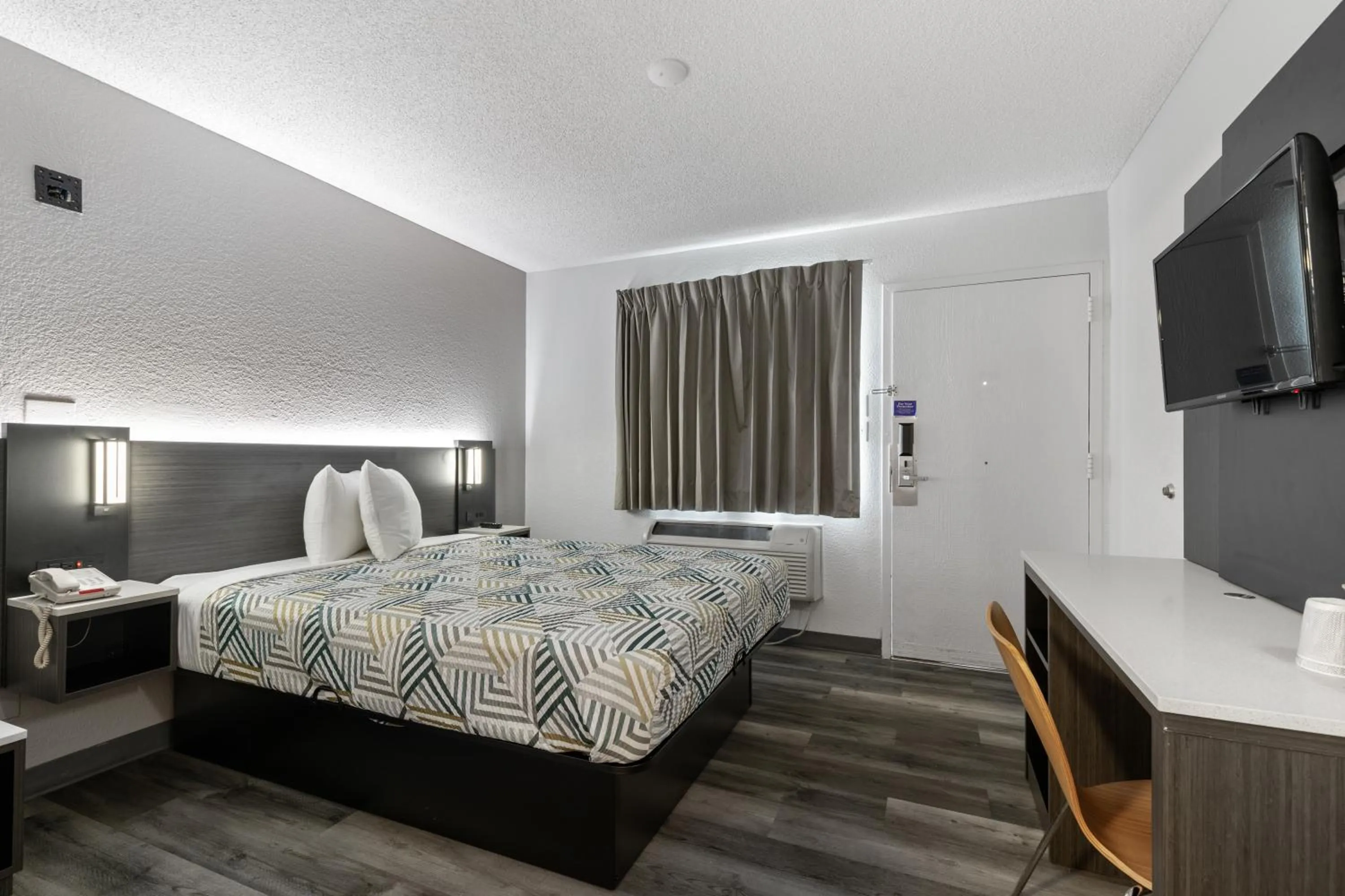 Bed in Motel 6-San Diego, CA - North