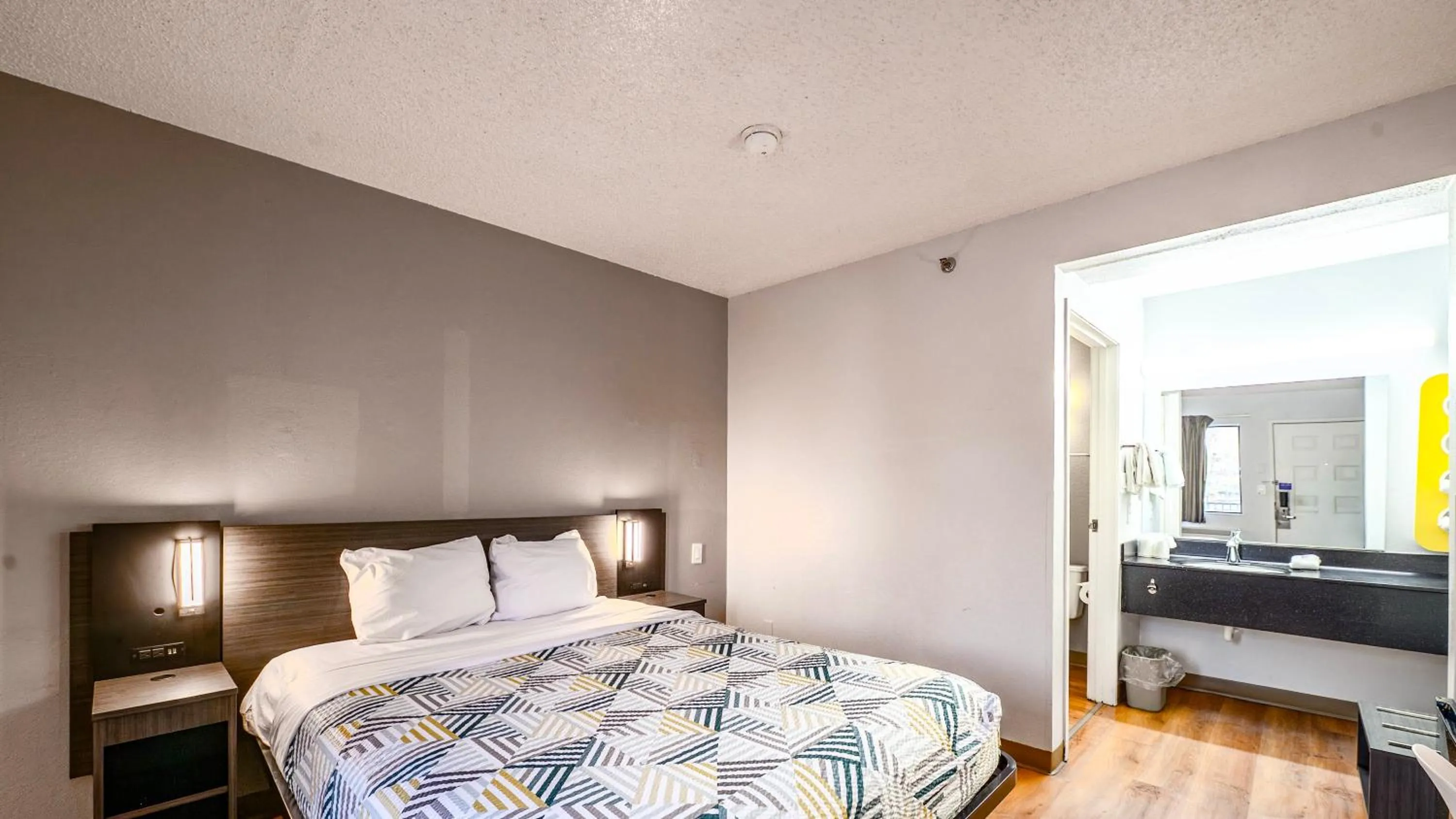 Bedroom, Bed in Motel 6-Wethersfield, CT - Hartford