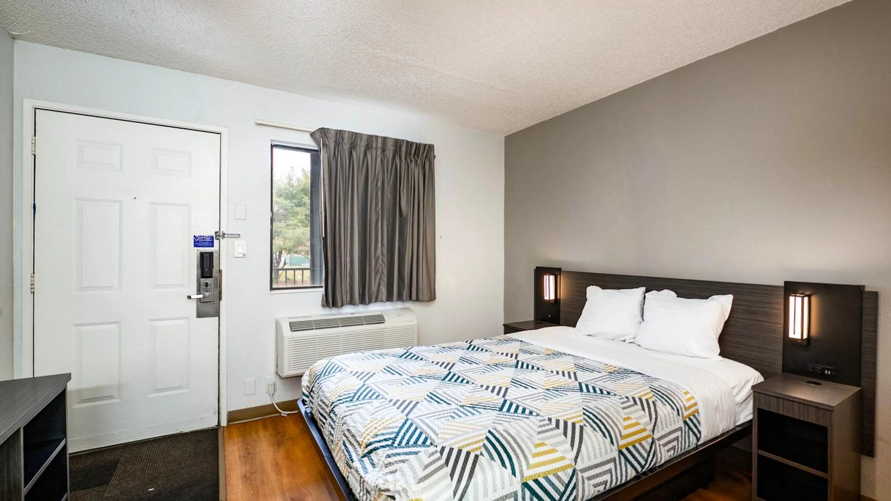 Bedroom, Bed in Motel 6-Wethersfield, CT - Hartford