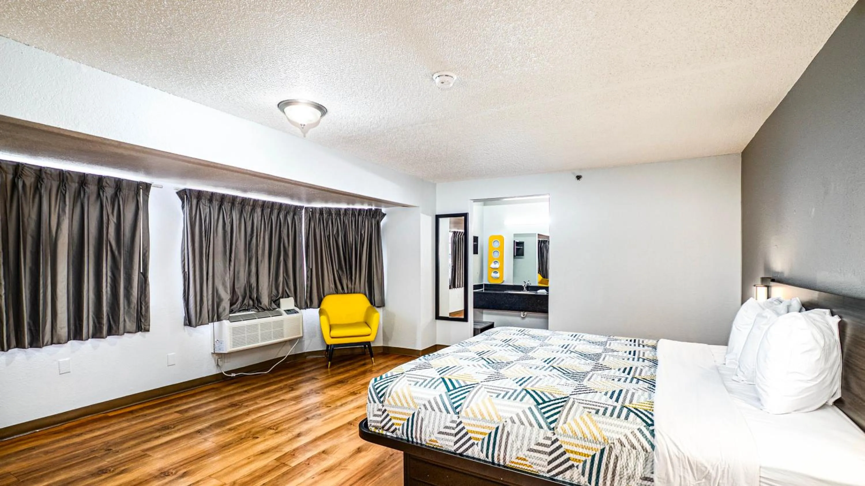 Bedroom, Bed in Motel 6-Wethersfield, CT - Hartford