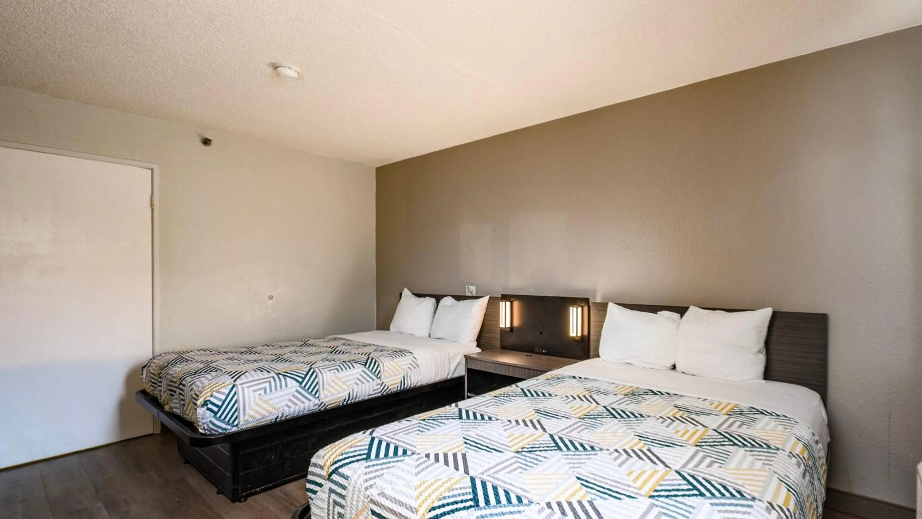 Bedroom, Bed in Motel 6-Wethersfield, CT - Hartford