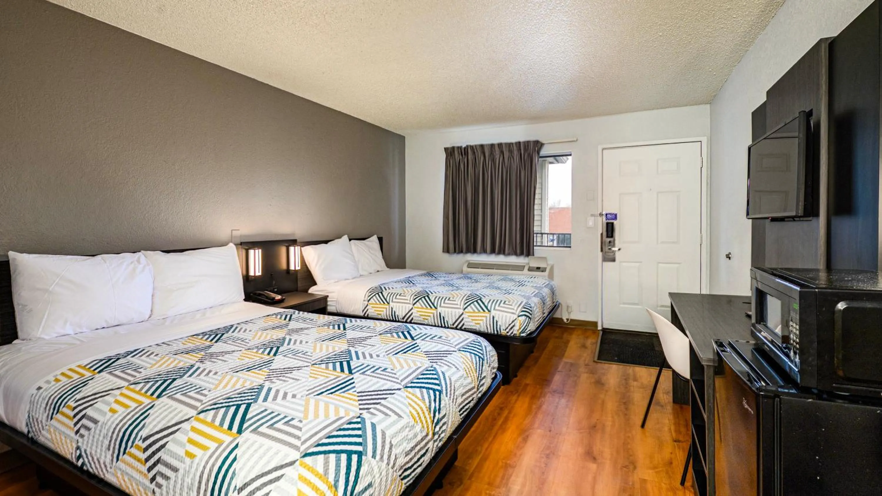 Bedroom, Bed in Motel 6-Wethersfield, CT - Hartford