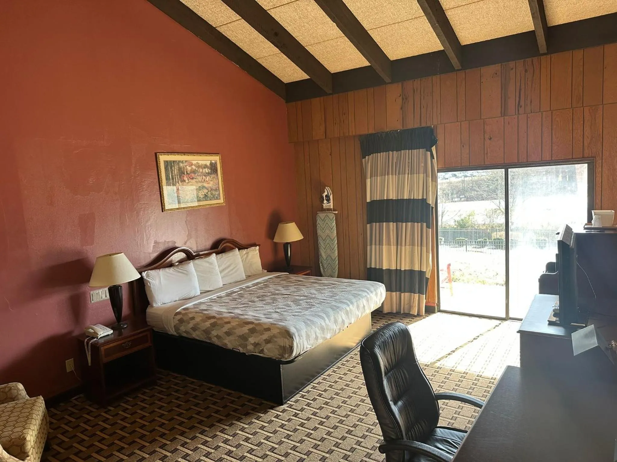 Bed in Americas Best Value Inn Franklin