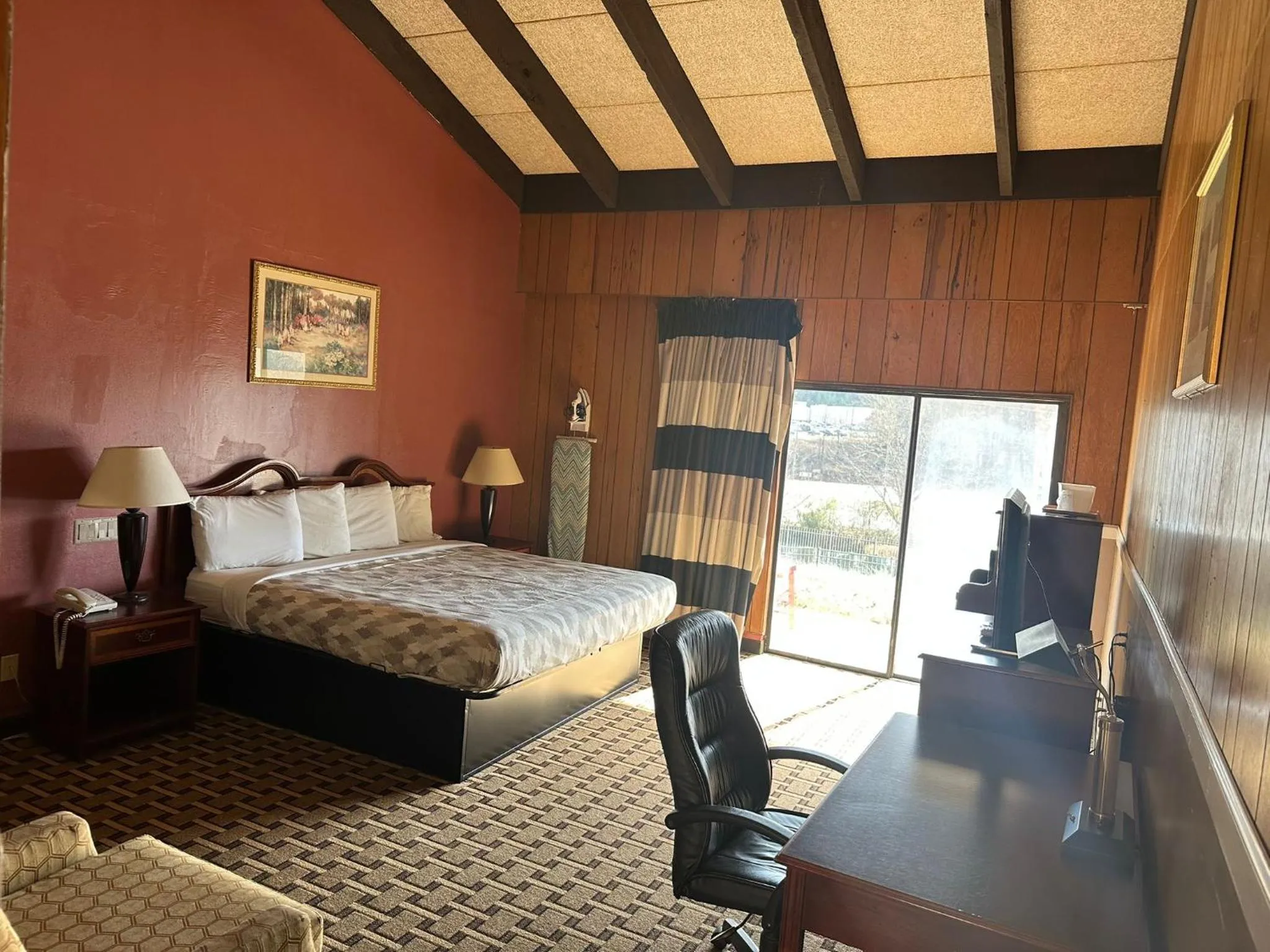 Bed in Americas Best Value Inn Franklin