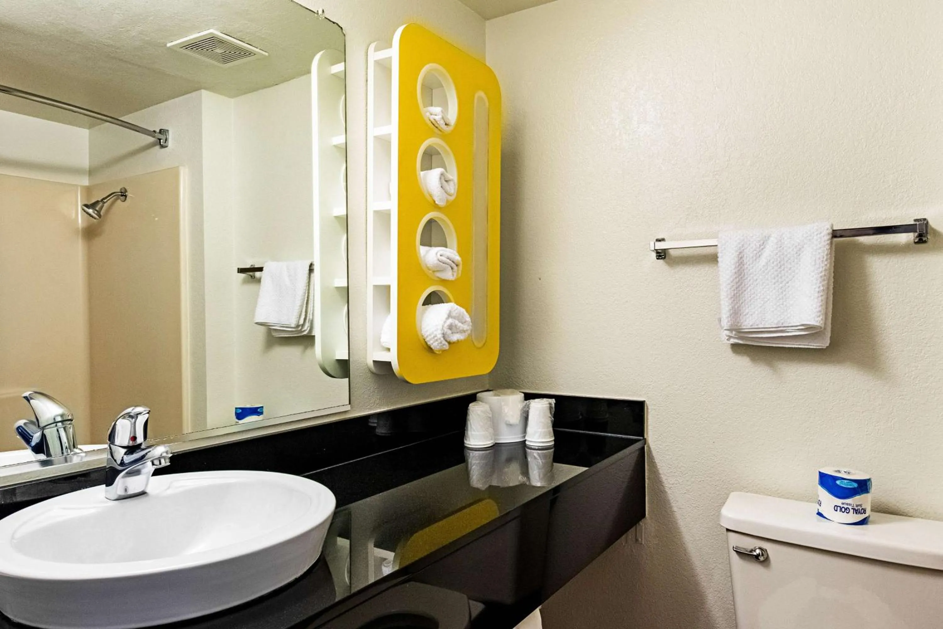 Toilet in Motel 6-Palatine, IL - Chicago Northwest