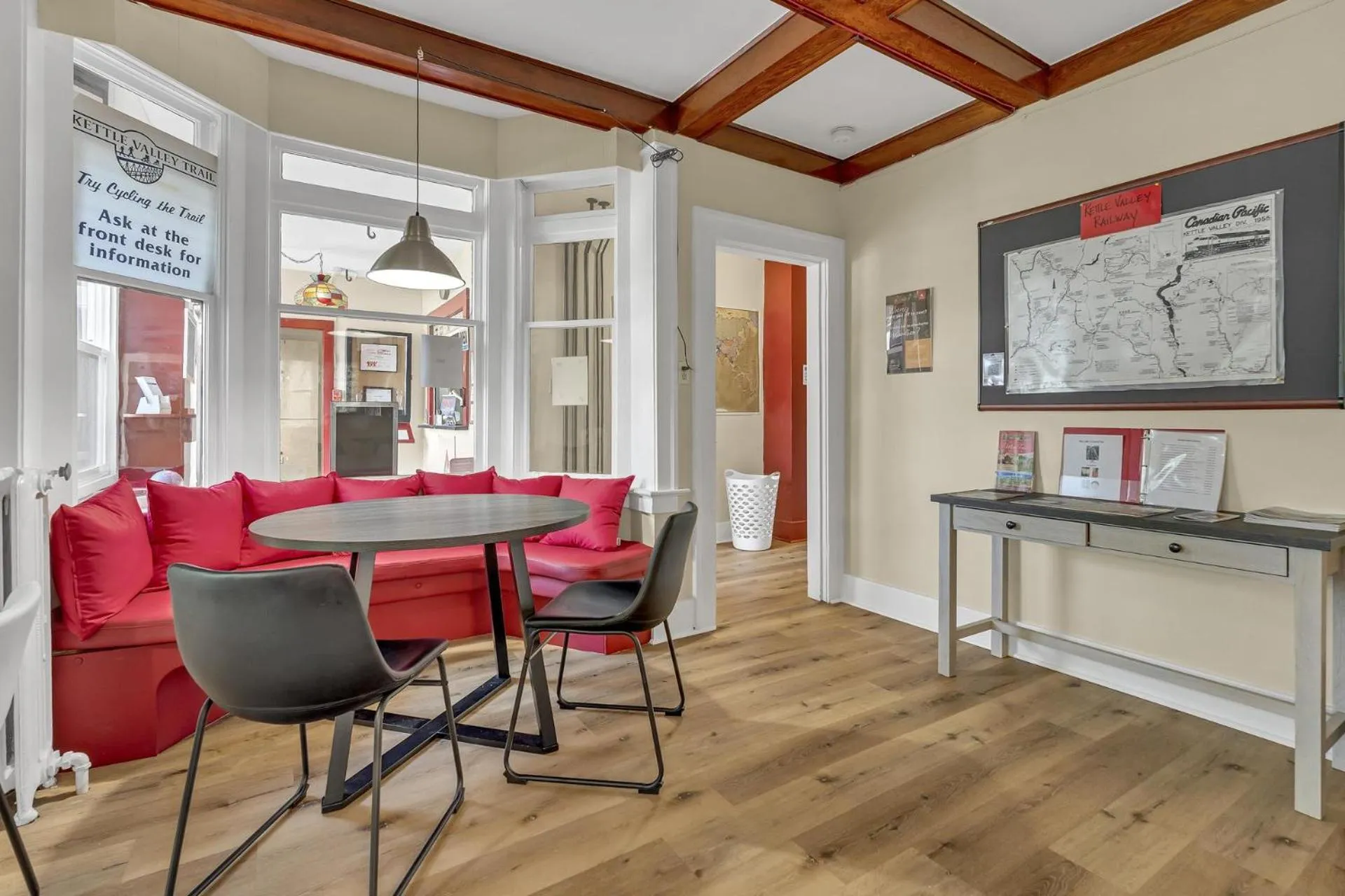 Communal lounge/ TV room in HI Penticton - Hostel