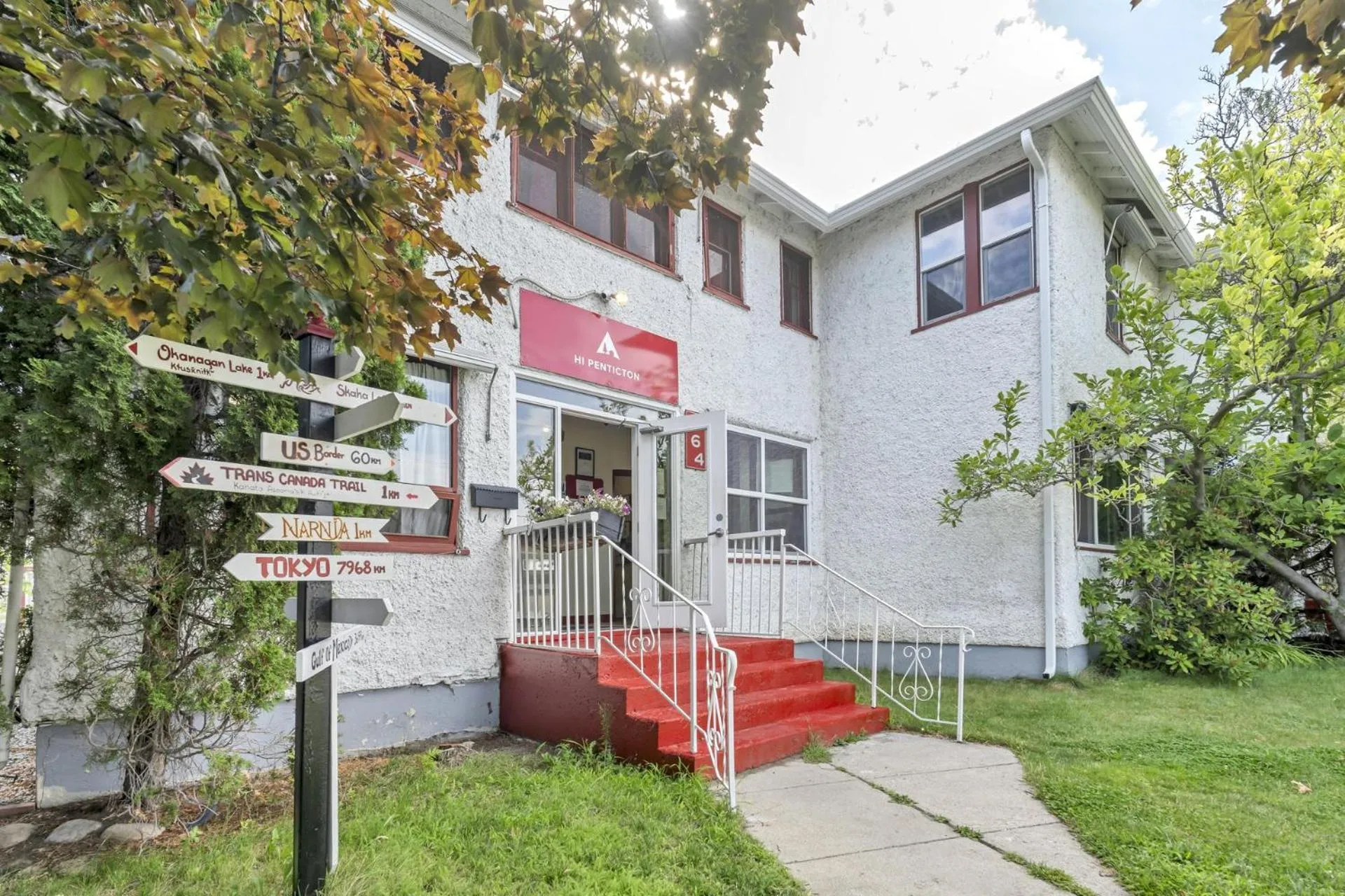 Property building in HI Penticton - Hostel