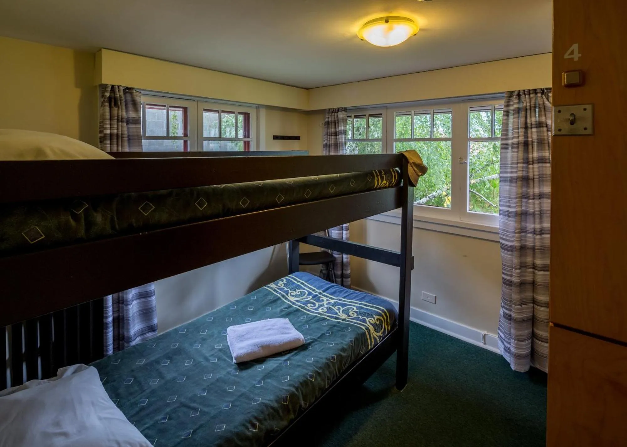 Single Bed in Male Dormitory Room in HI Penticton - Hostel
