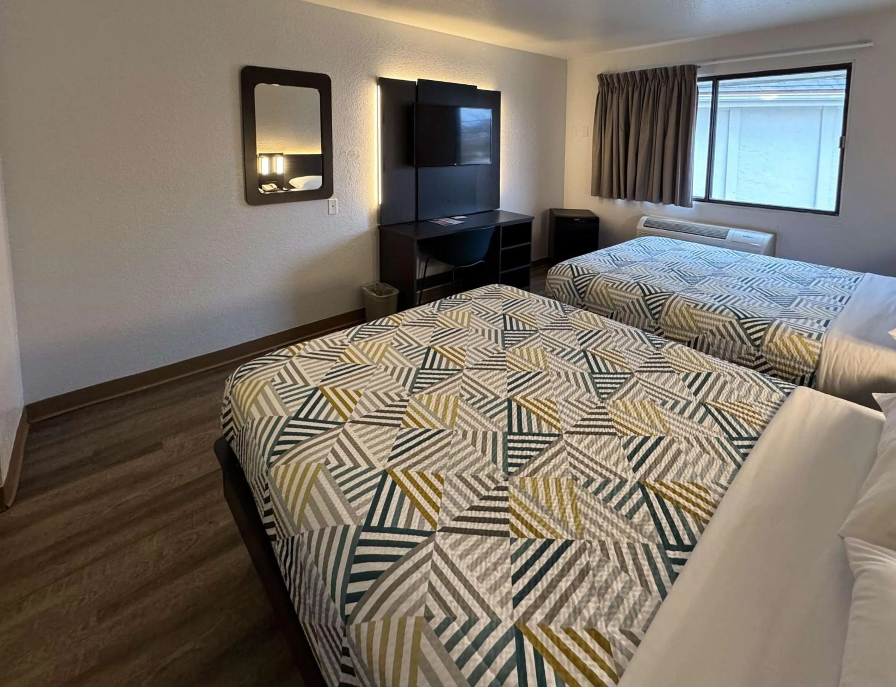 Bedroom, Bed in Motel 6-Glenview, IL - Chicago North