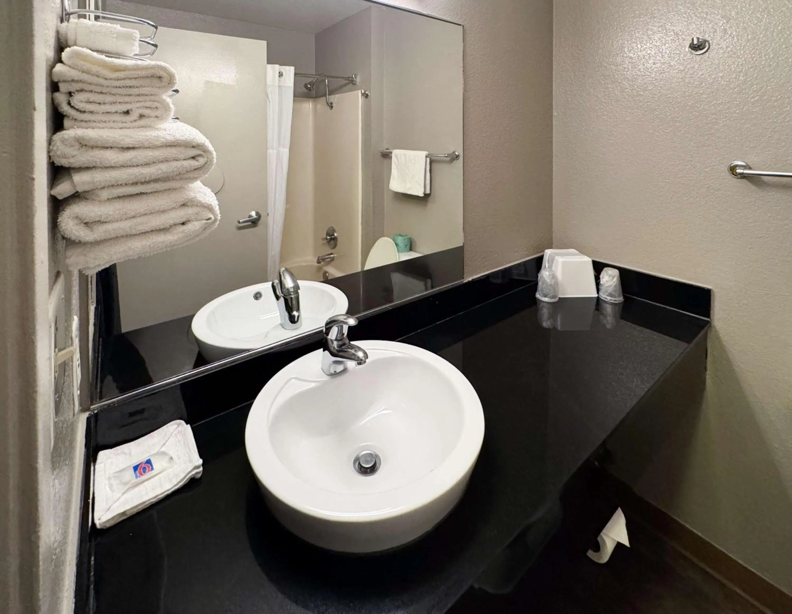 Bathroom in Motel 6-Glenview, IL - Chicago North