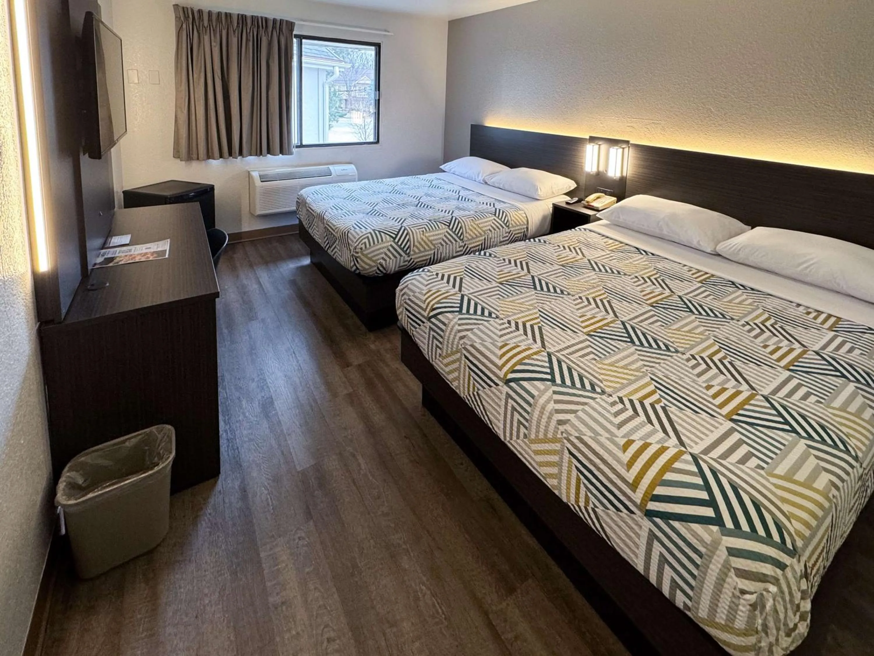 Bedroom, Bed in Motel 6-Glenview, IL - Chicago North