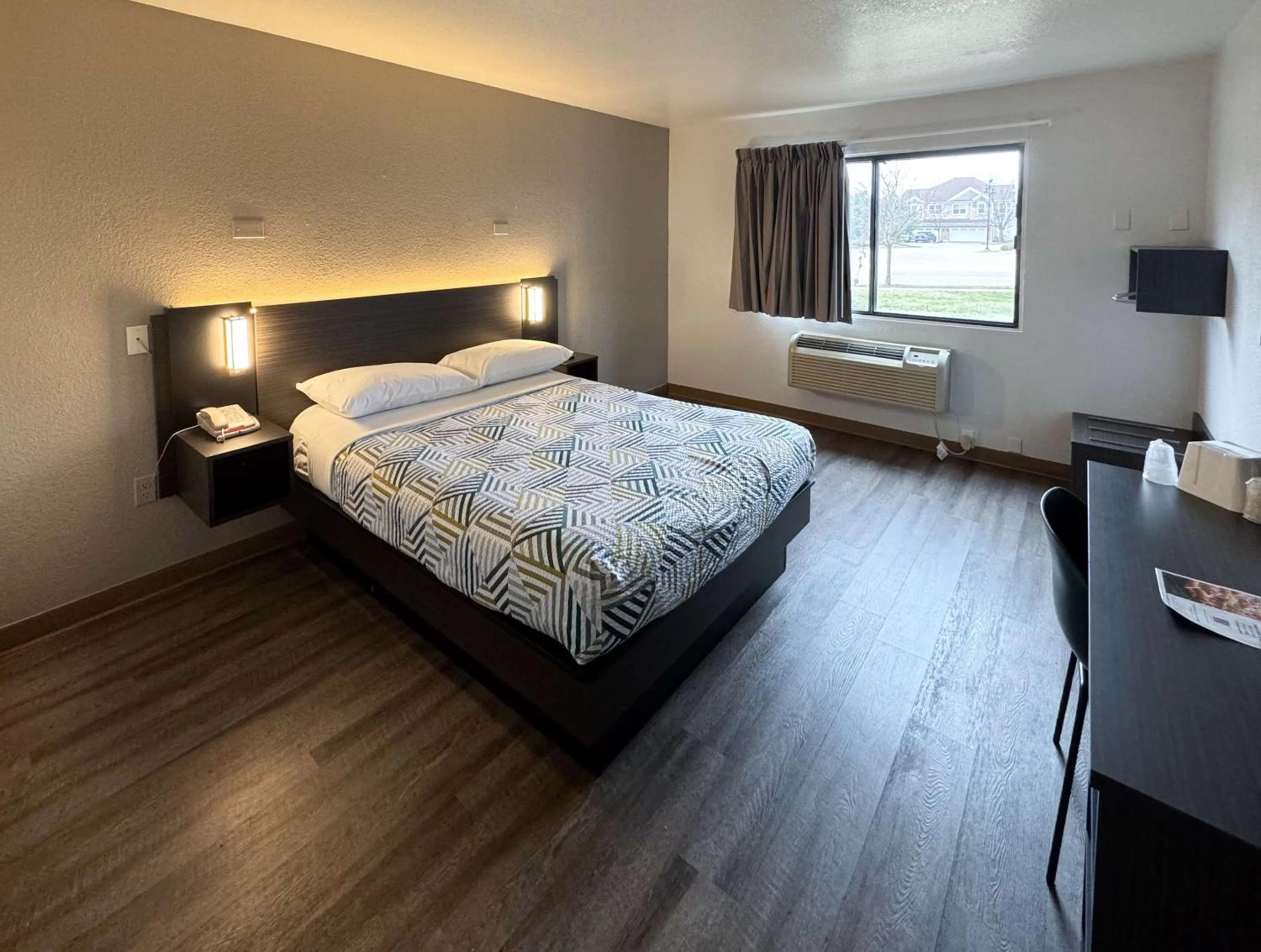 Bedroom, Bed in Motel 6-Glenview, IL - Chicago North