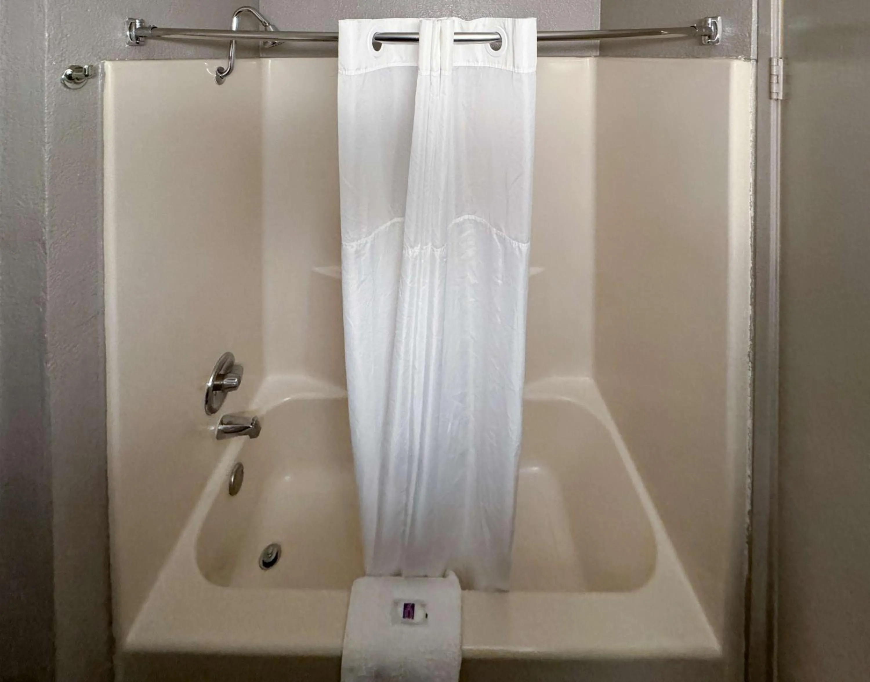 Bathroom in Motel 6-Glenview, IL - Chicago North