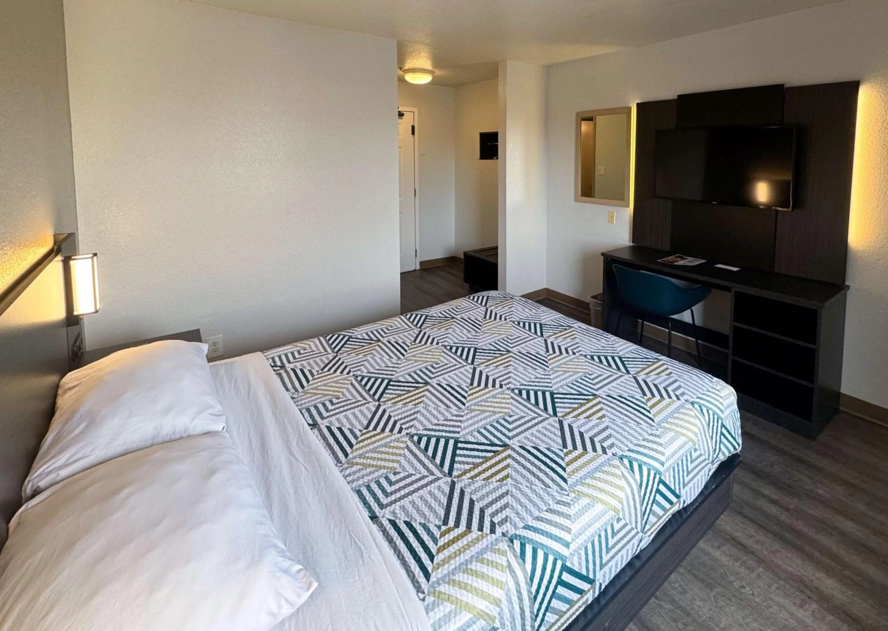 Bedroom, Bed in Motel 6-Glenview, IL - Chicago North