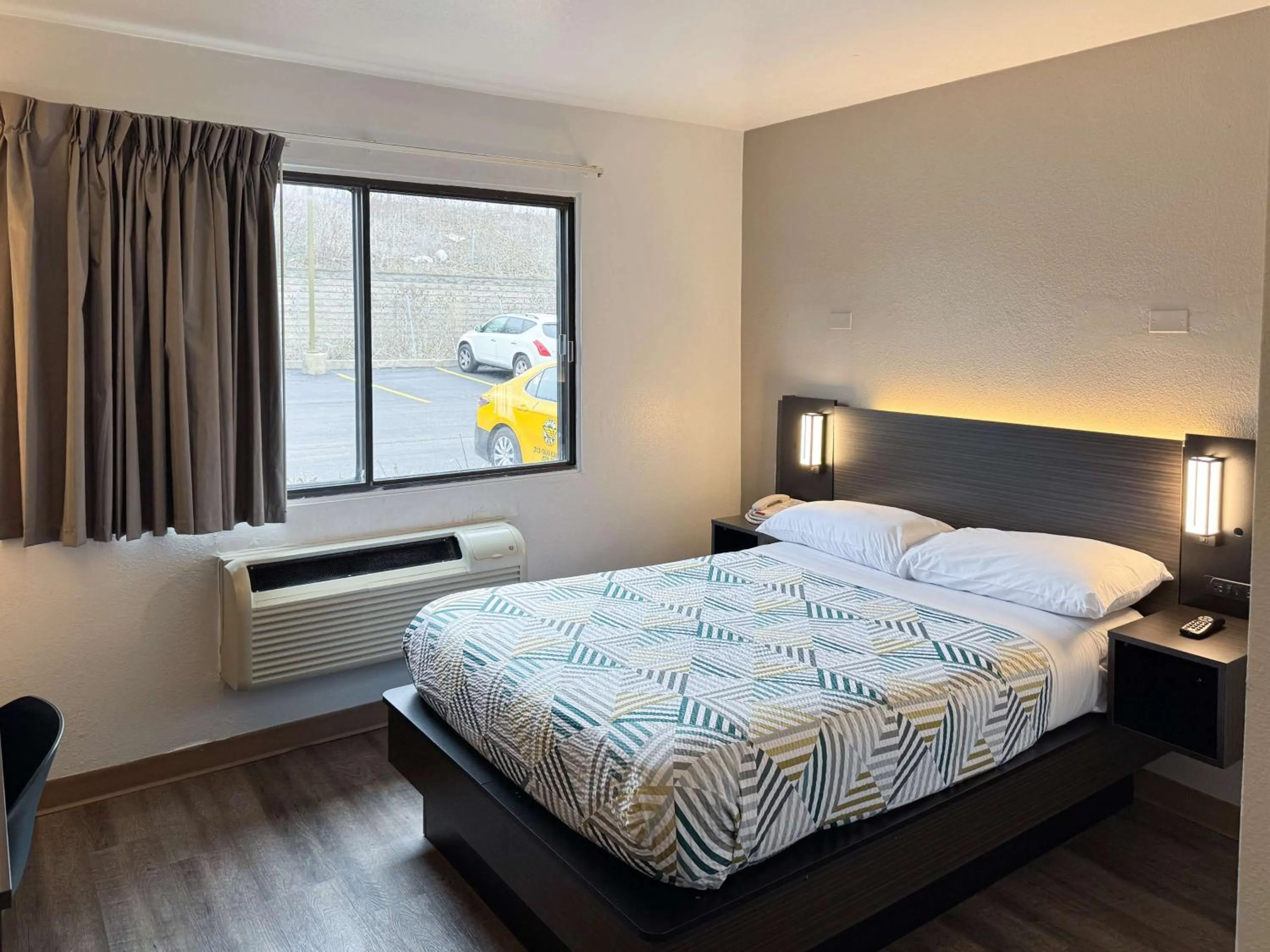 Bedroom, Bed in Motel 6-Glenview, IL - Chicago North