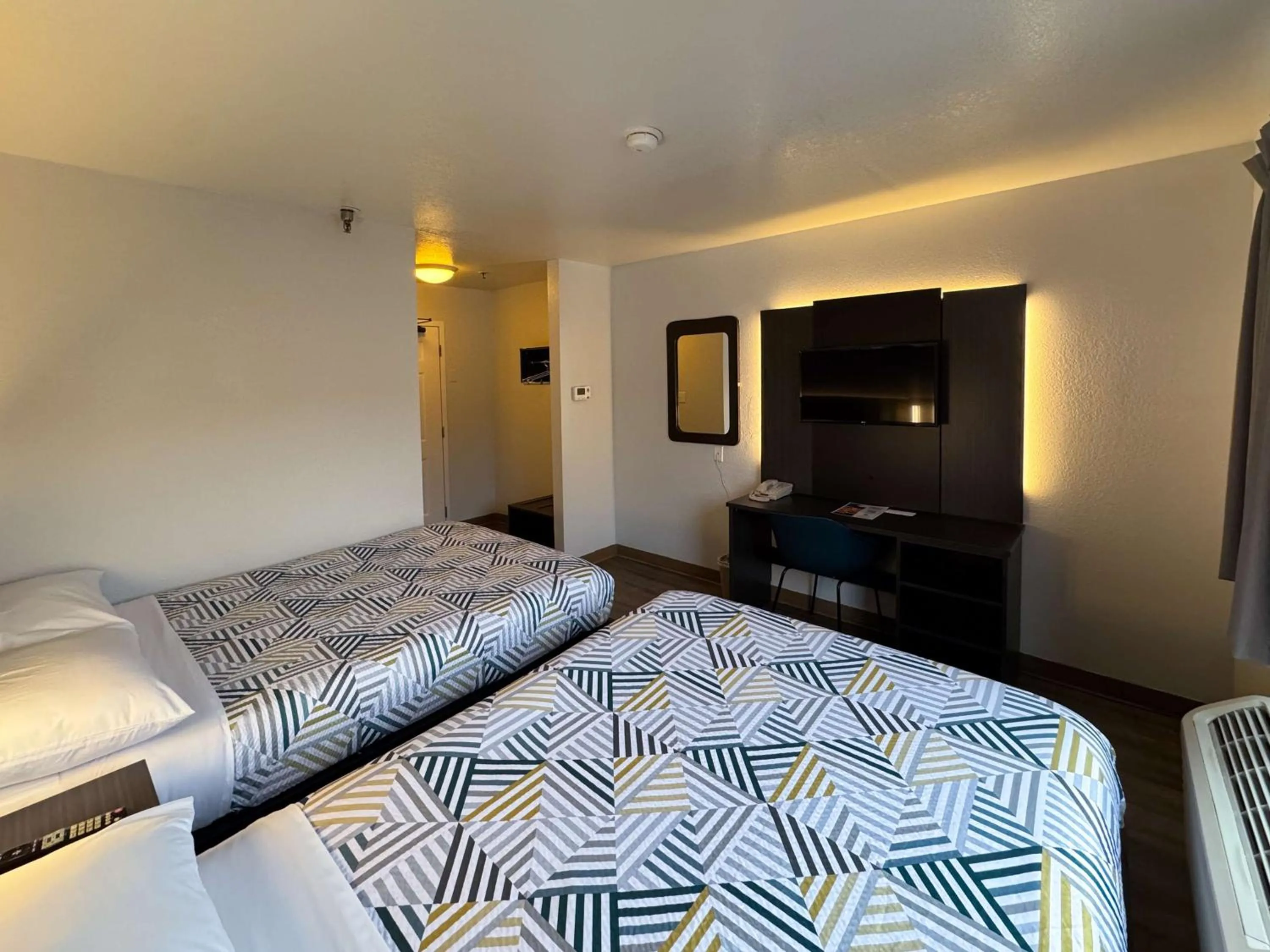 Bedroom, Bed in Motel 6-Glenview, IL - Chicago North