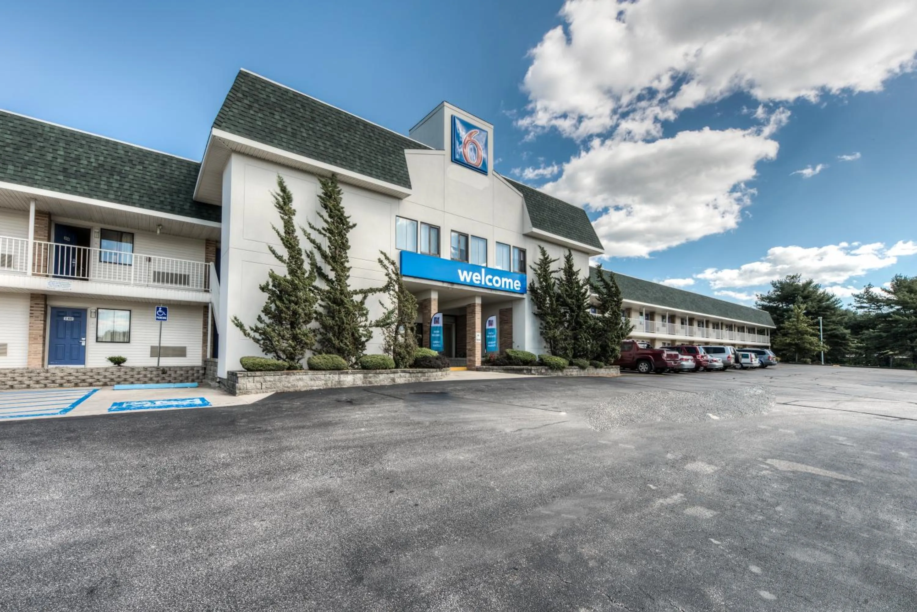 Property building in Motel 6-Niantic, CT - New London