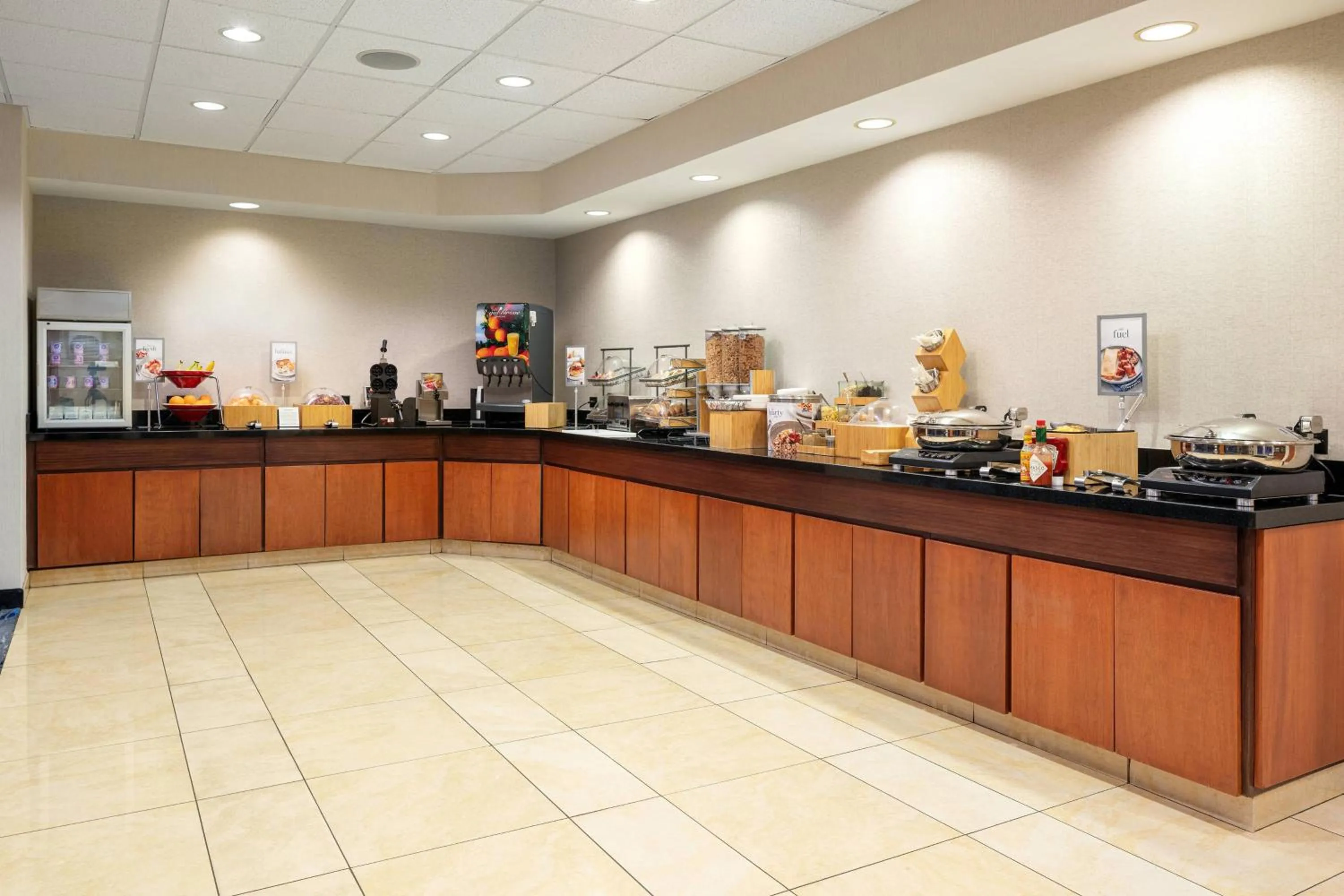 Breakfast in Fairfield Inn & Suites by Marriott Visalia Tulare