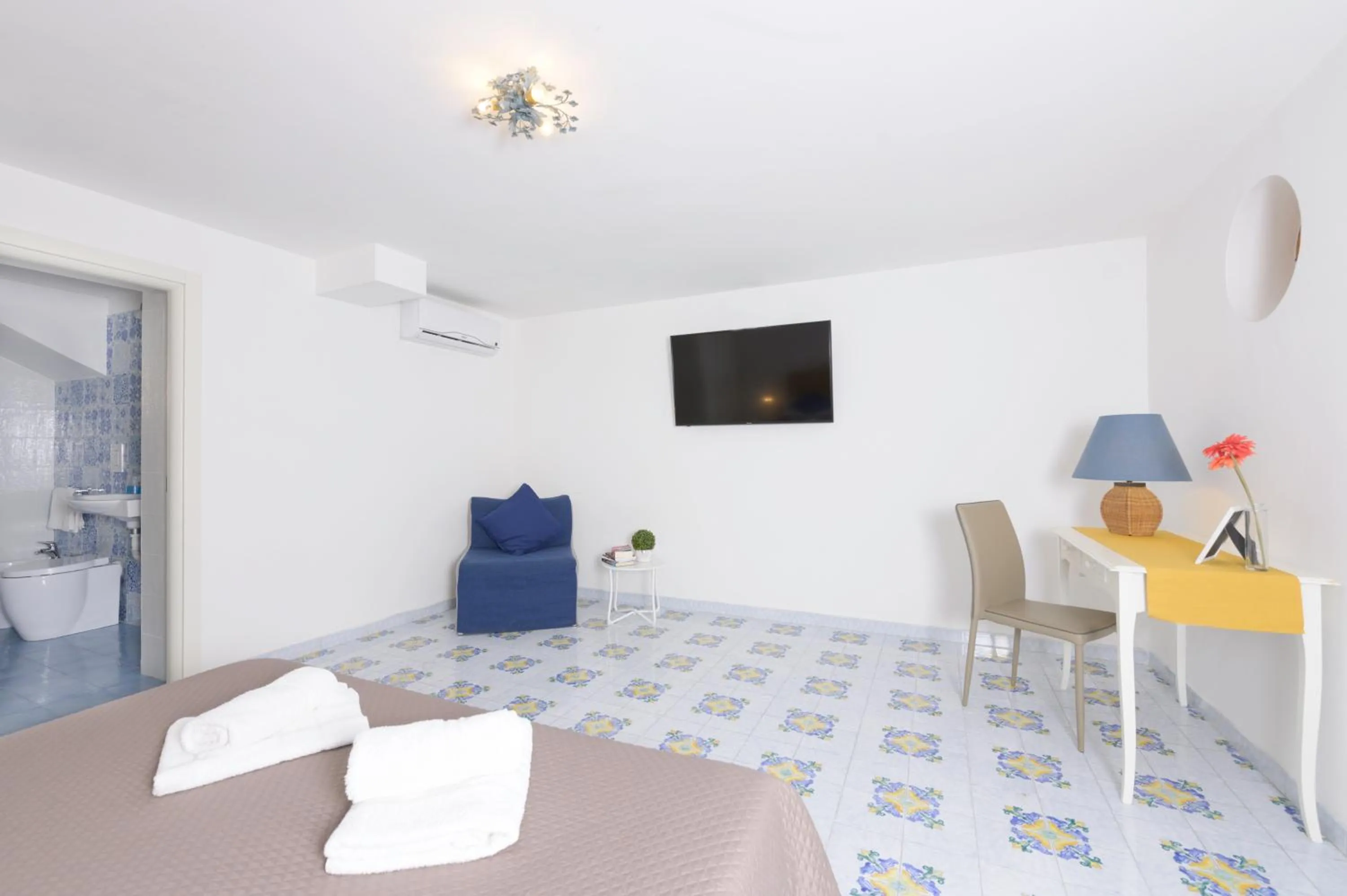 TV and multimedia, Bed in B&B Mediterraneo