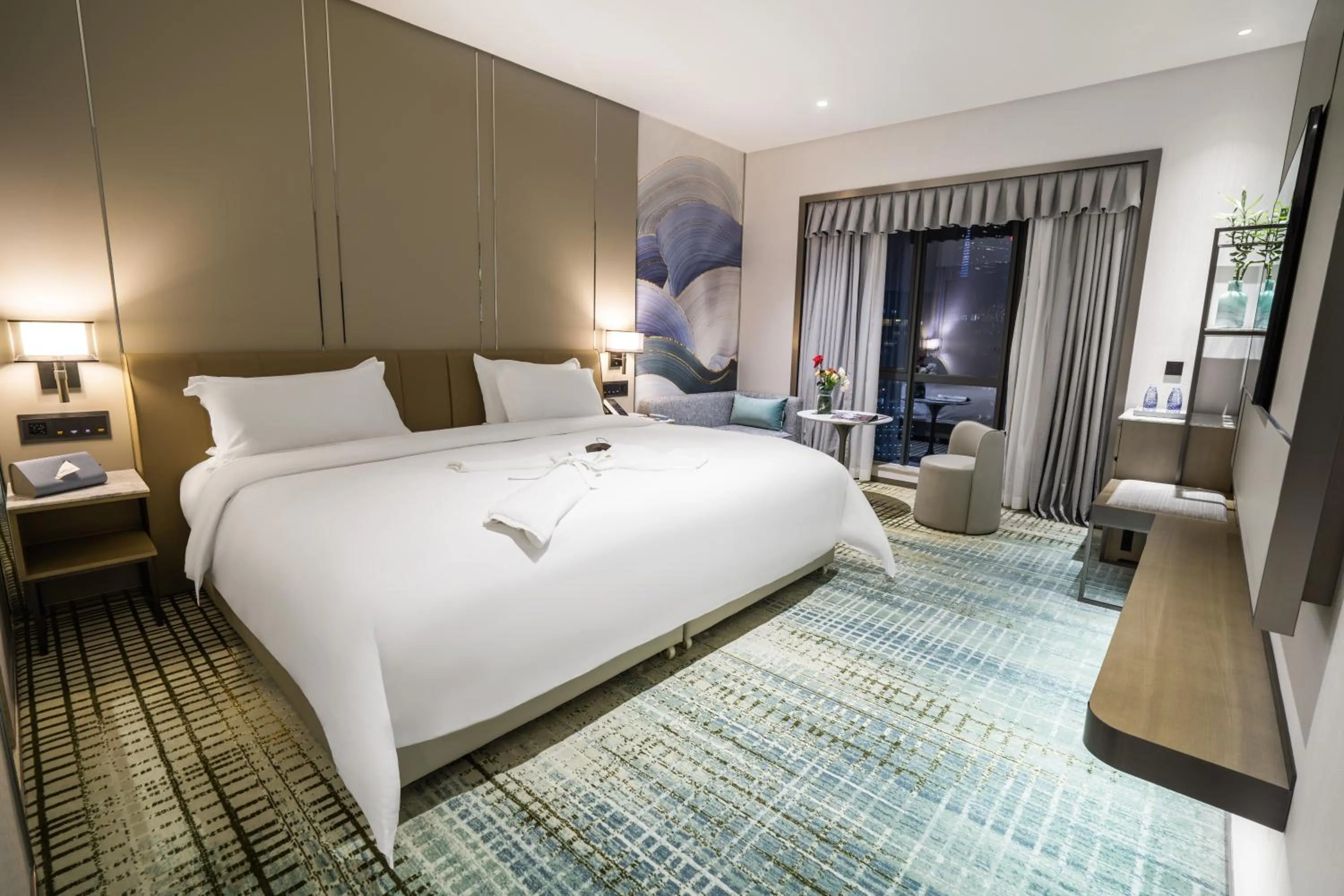 Photo of the whole room, Bed in Victoria Hotel Guangzhou Zhujiang New Town