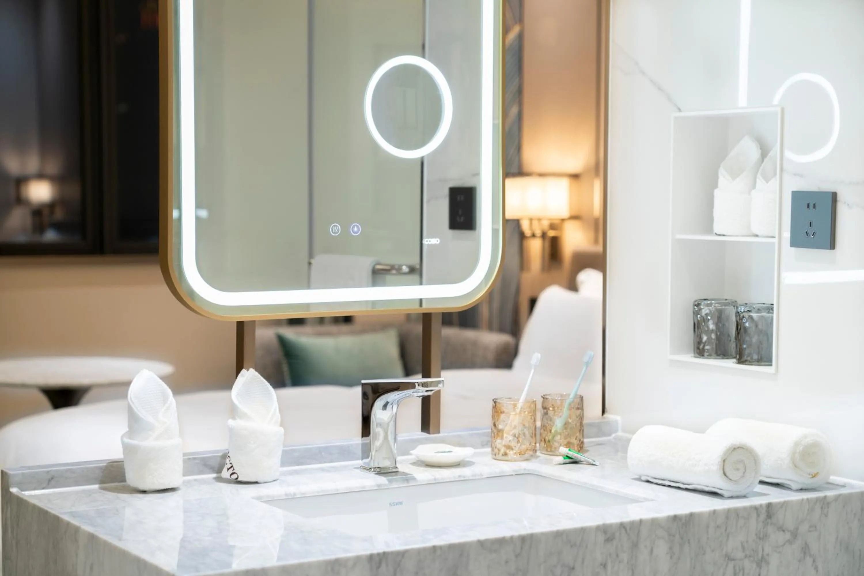 Bathroom, Bed in Victoria Hotel Guangzhou Zhujiang New Town