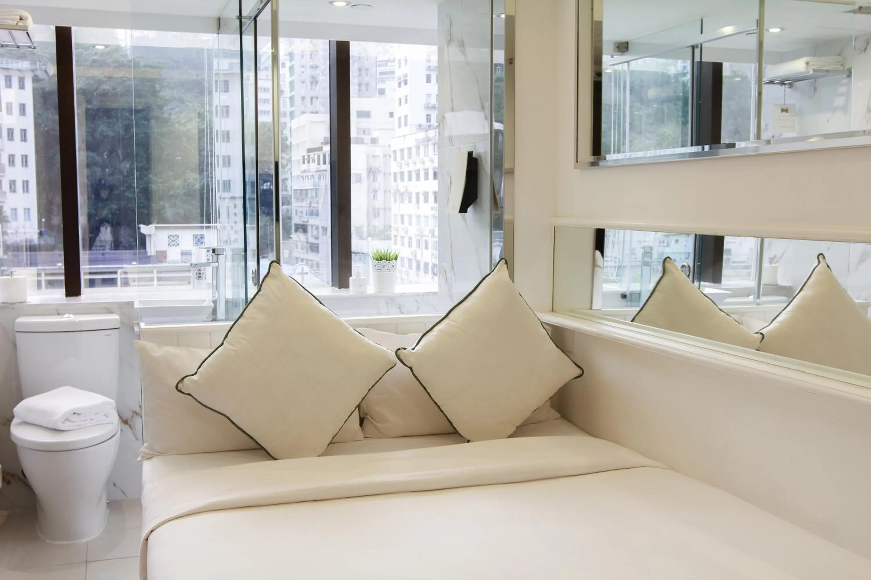 Photo of the whole room in Mini Central