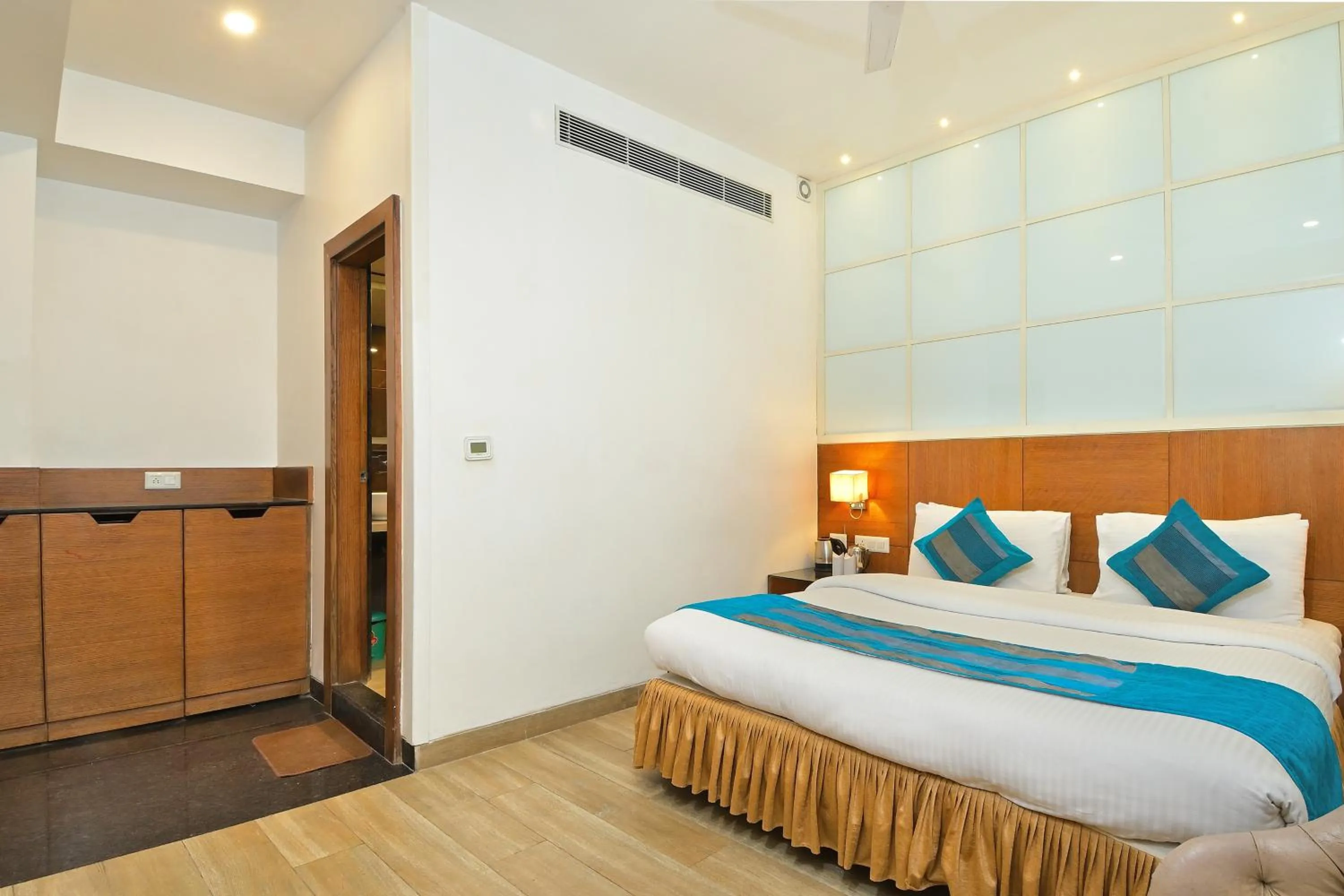 Bedroom, Bed in Hotel Hari Piorko - New Delhi Railway Station