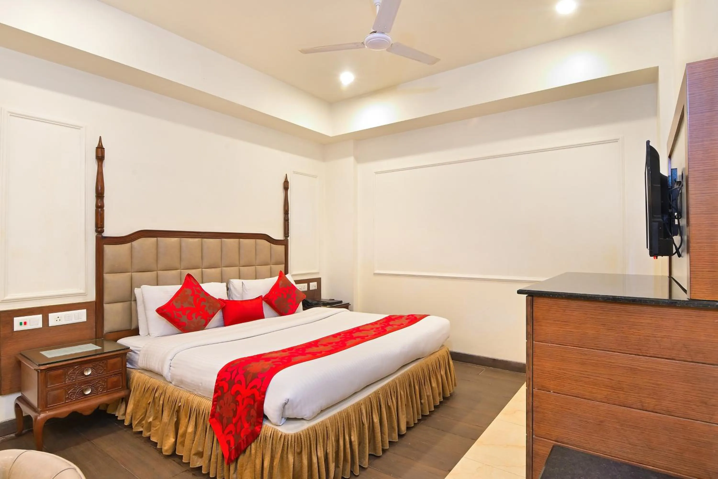 Bedroom, Bed in Hotel Hari Piorko - New Delhi Railway Station