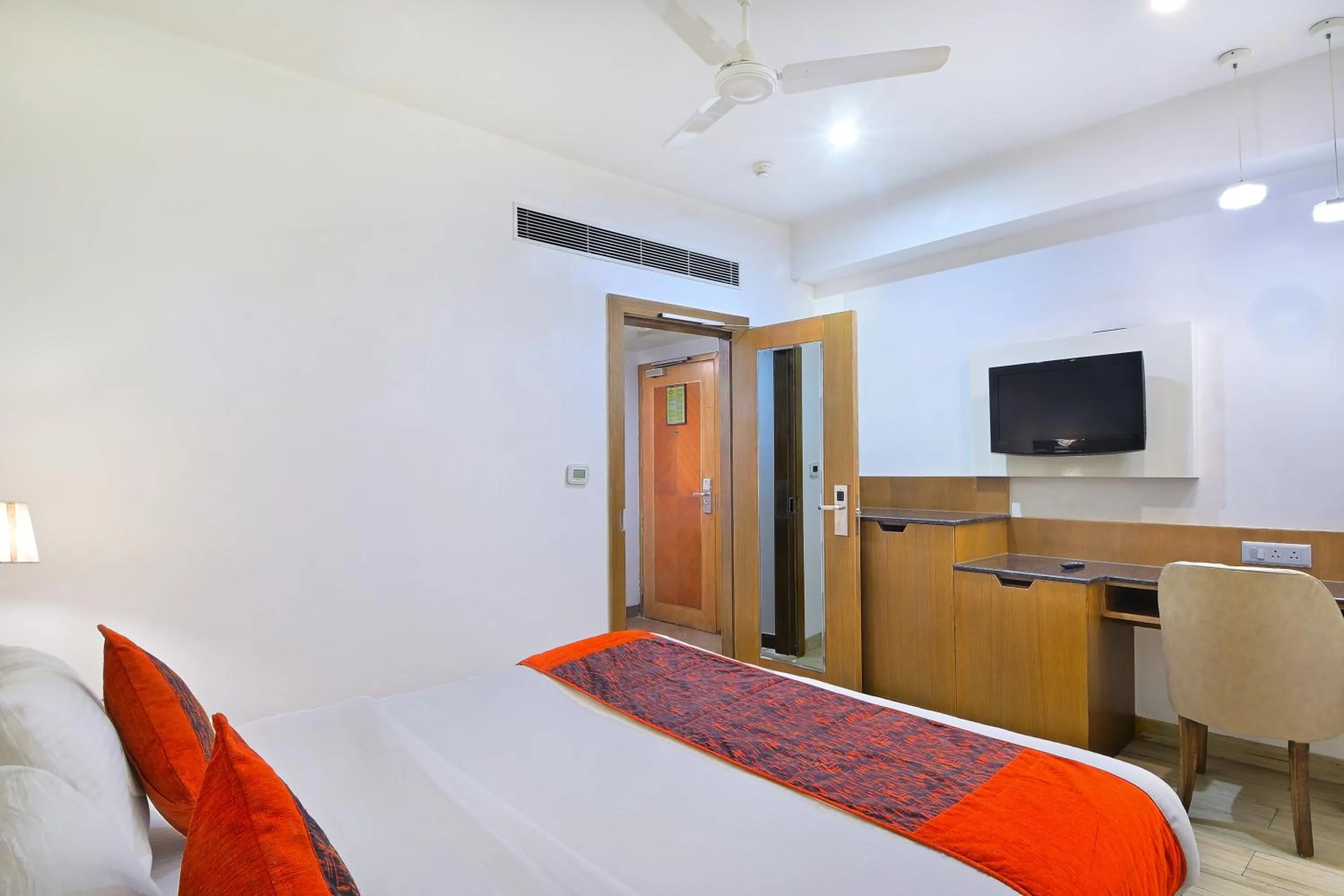 Bedroom, Bed in Hotel Hari Piorko - New Delhi Railway Station