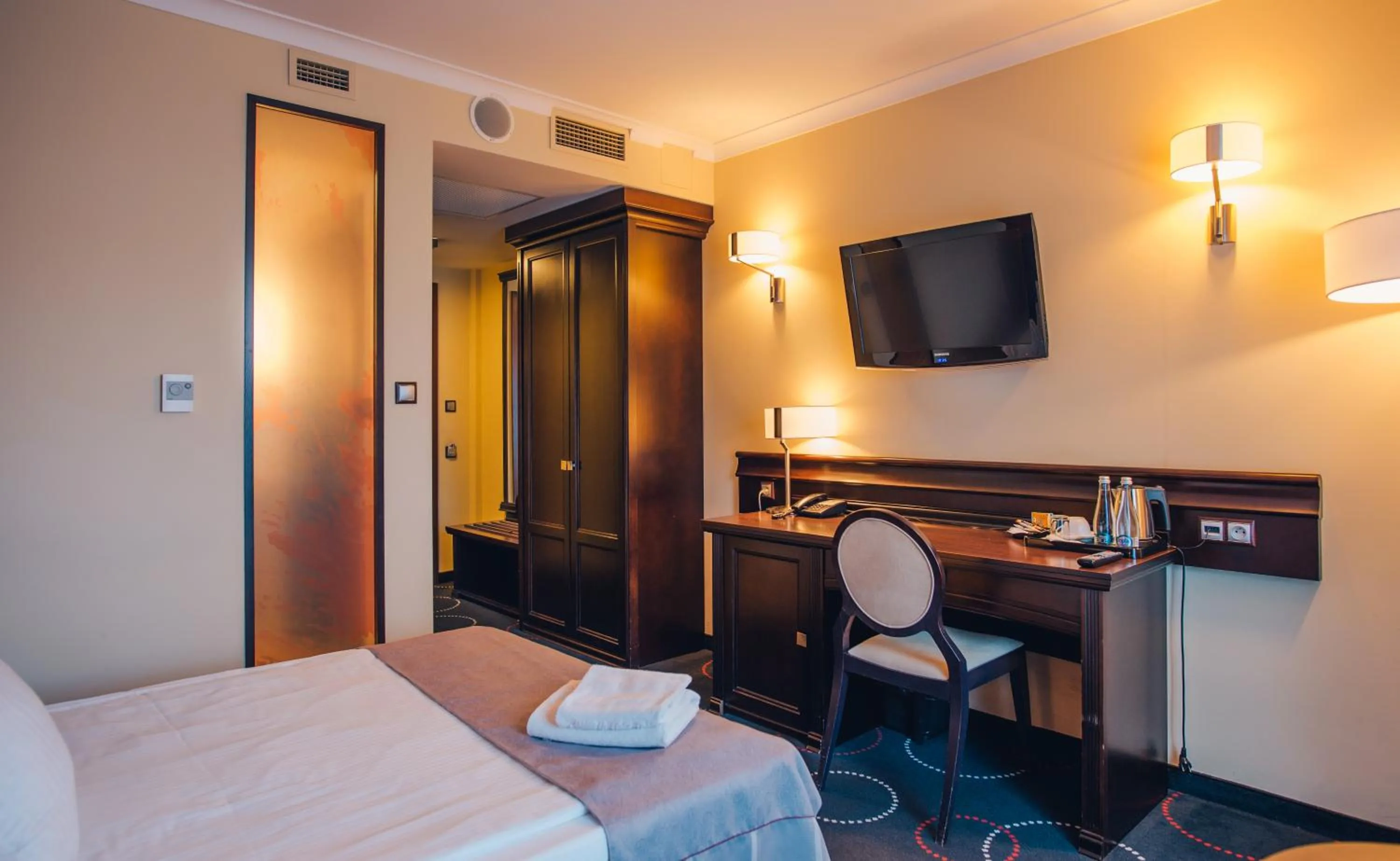 TV and multimedia, Bed in Hotel Admirał