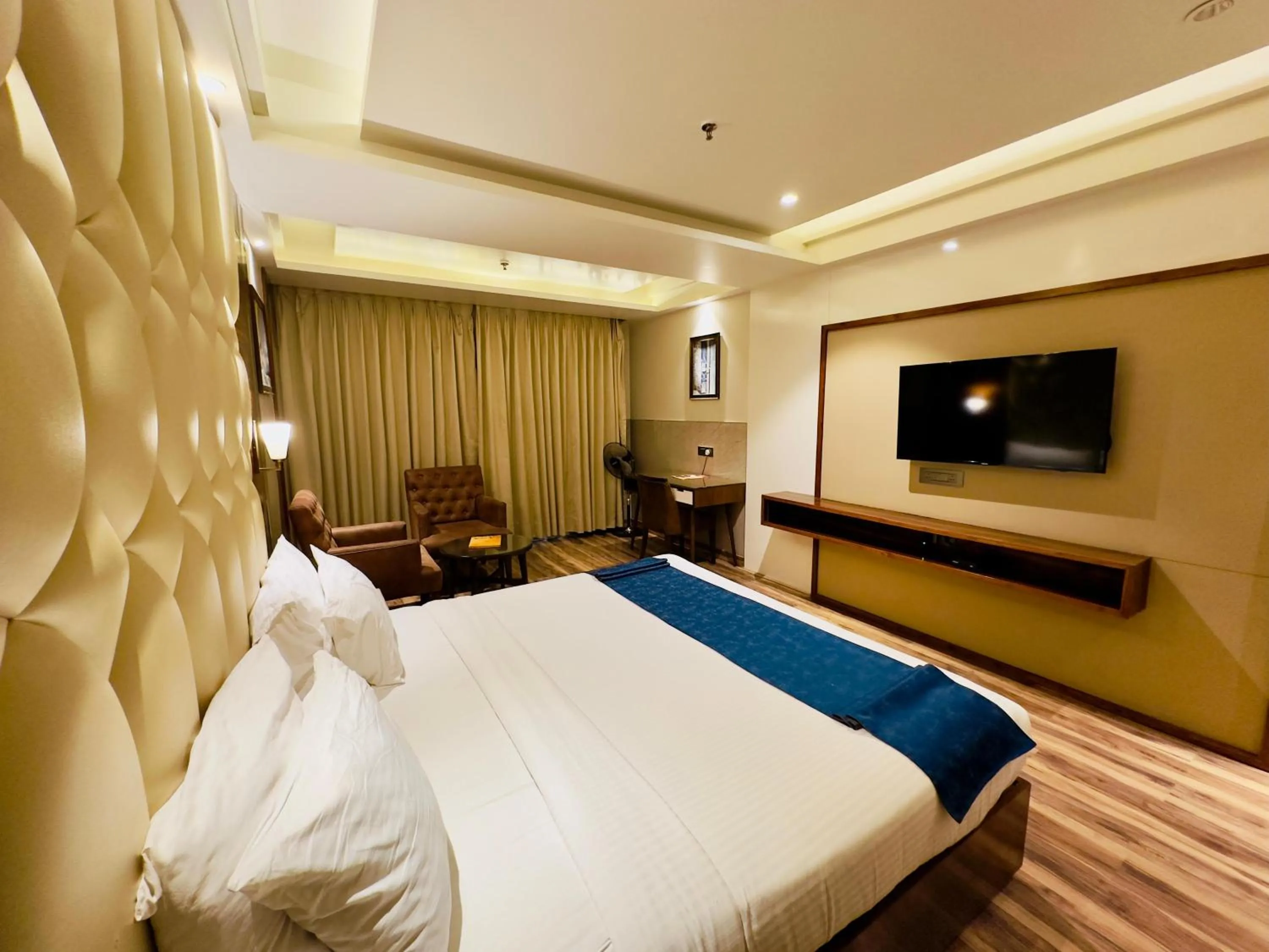 Photo of the whole room, Bed in Hotel Vintage Zirakpur Chandigarh